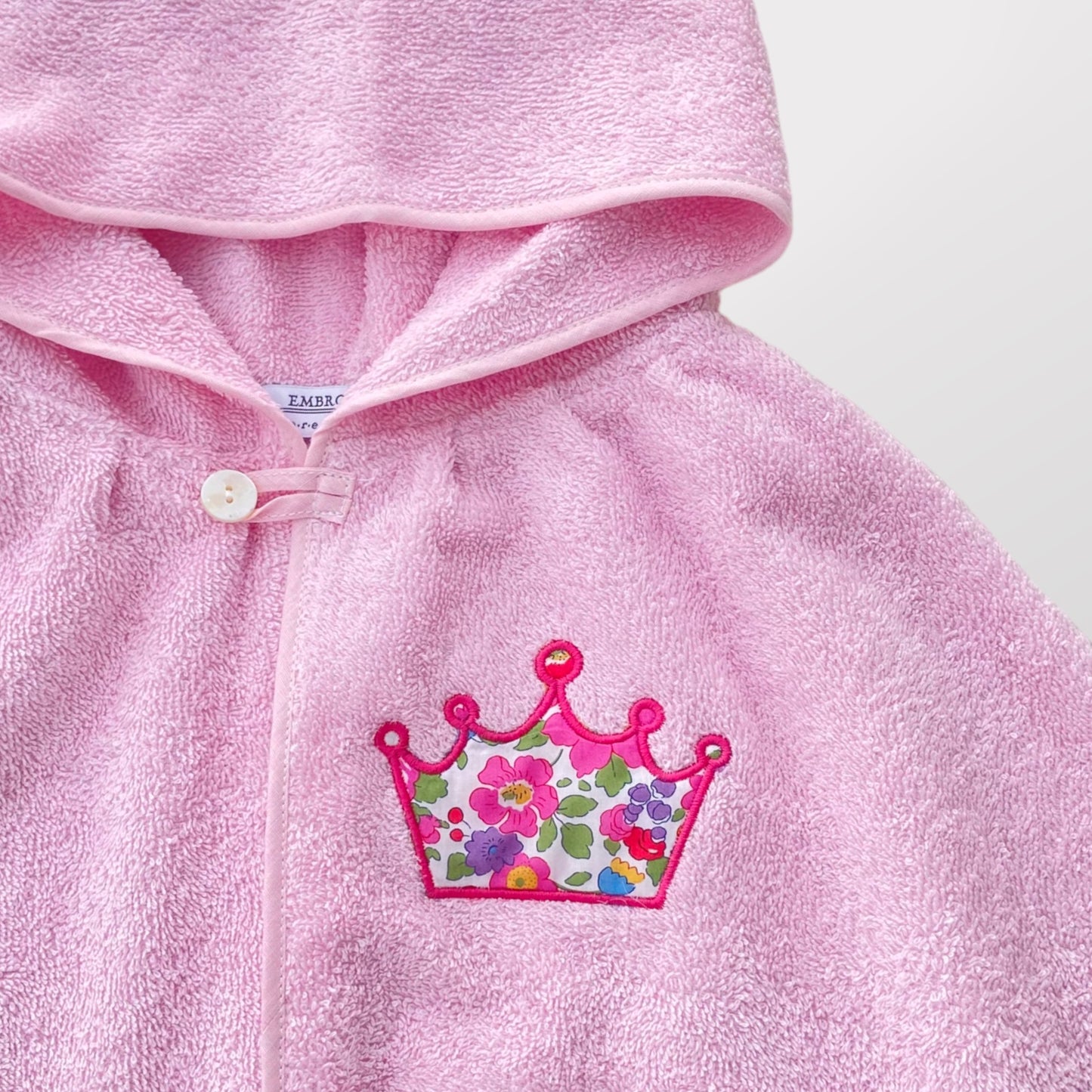 Mantellina Accappatoio con Cappuccio in Spugna di Cotone Rosa con Ricamo Corona Liberty - Embroidery store Letizia