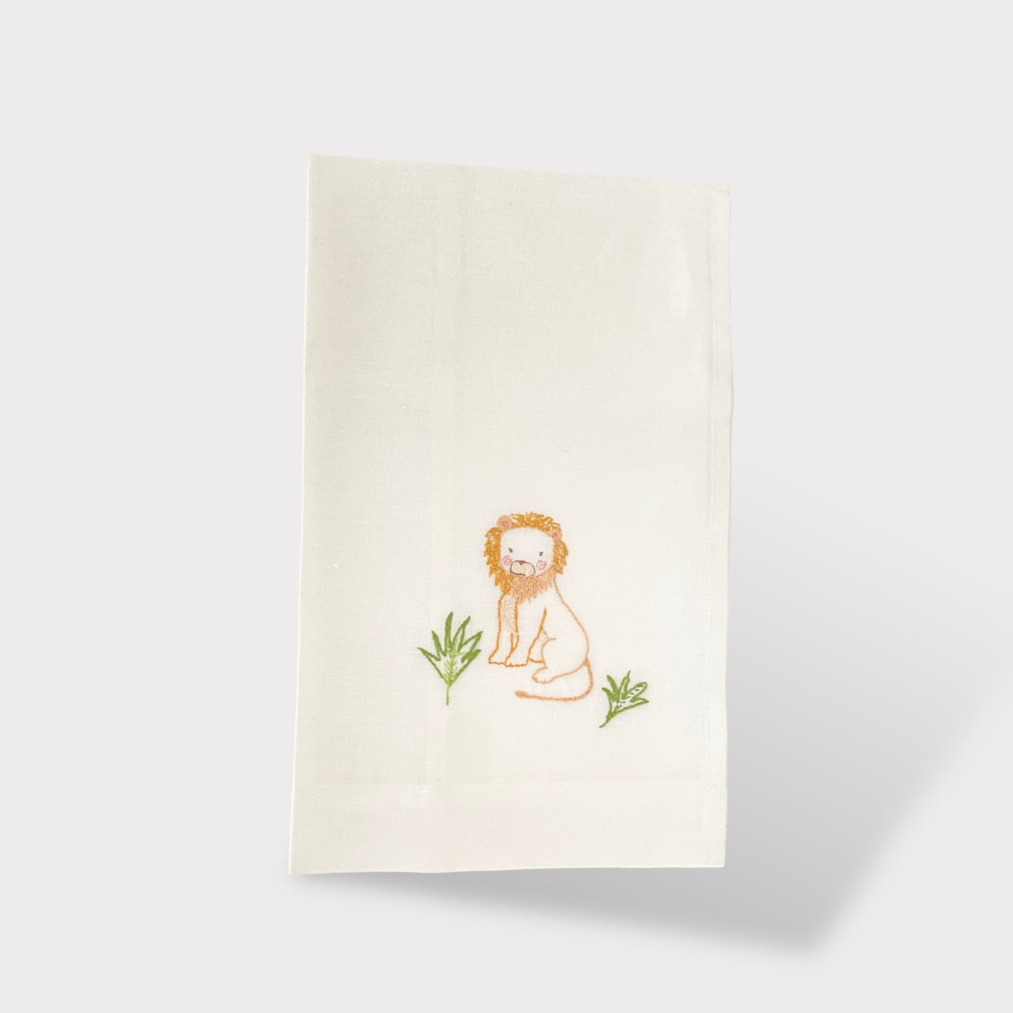 Asciugamano in puro lino italiano con ricamo a mano di un piccolo leone.