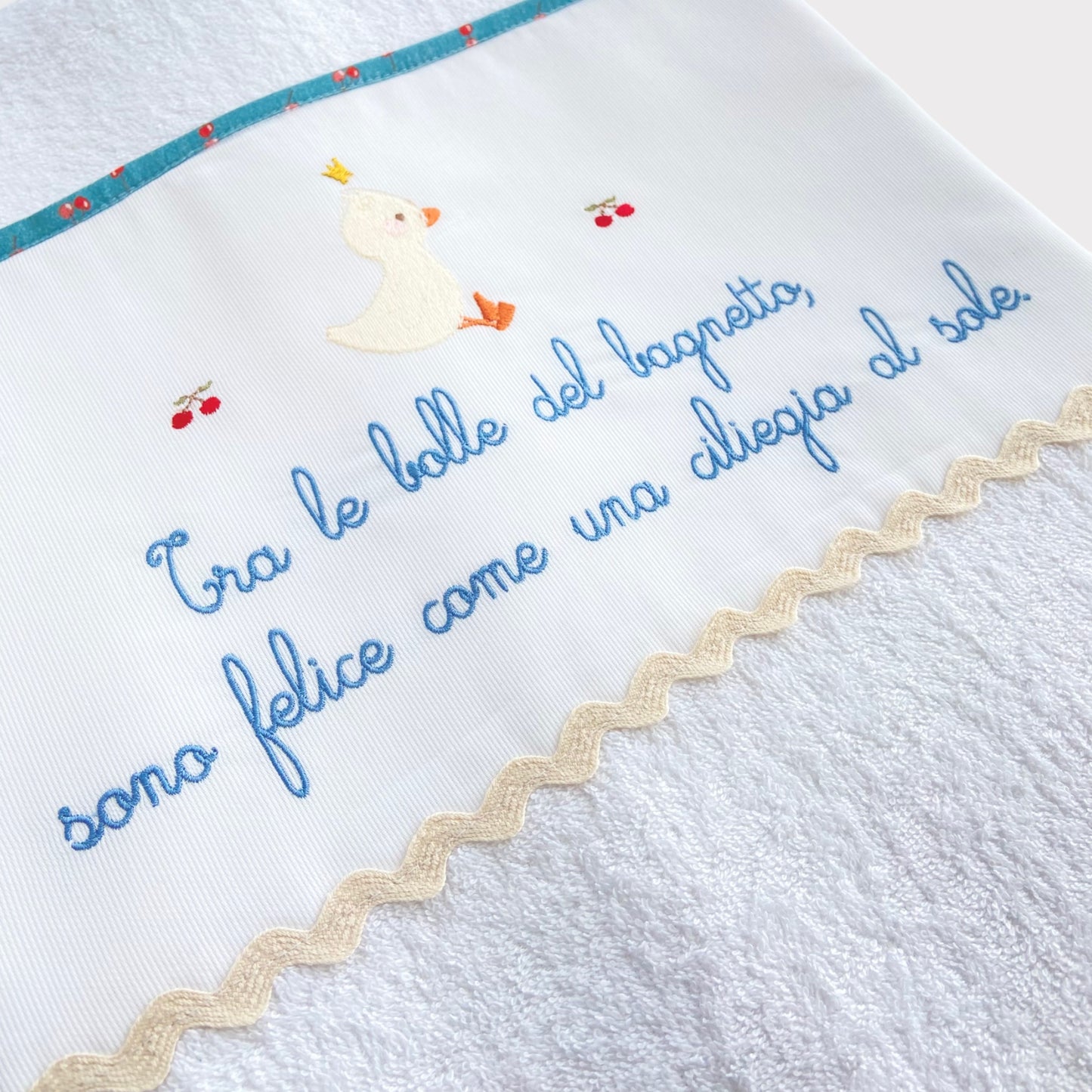 Asciugamano in Spugna per Bambini con Ricamo "Tra le bolle del bagnetto, sono felice come una ciliegia al sole" - Embroidery store di Letizia