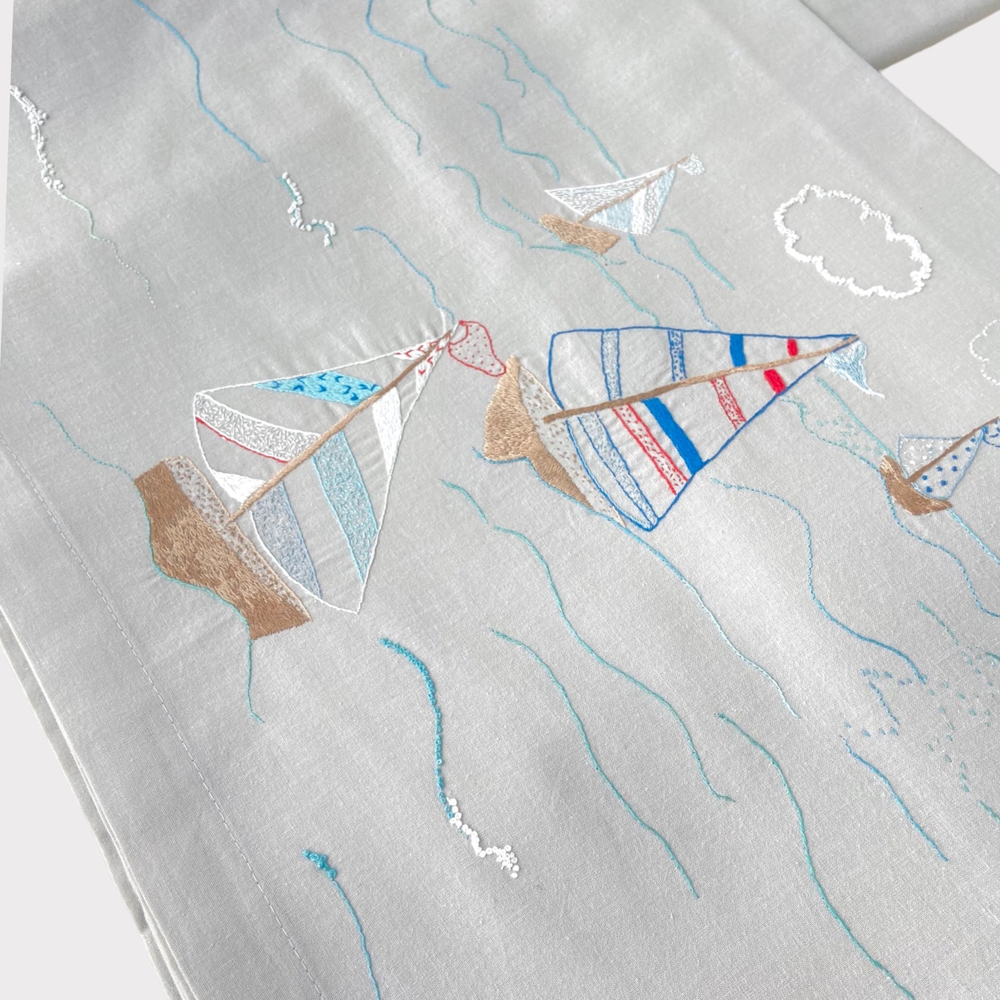 Set di Lenzuola per Lettino in Puro Cotone Grigio con Ricamo a Mano di Barchette - Embroidery Store Letizia