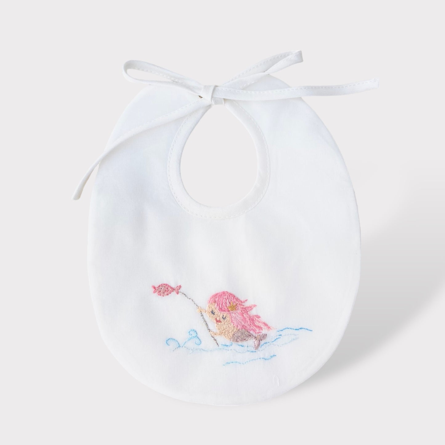 Bavaglino ricamato a mano con la piccola Sirena