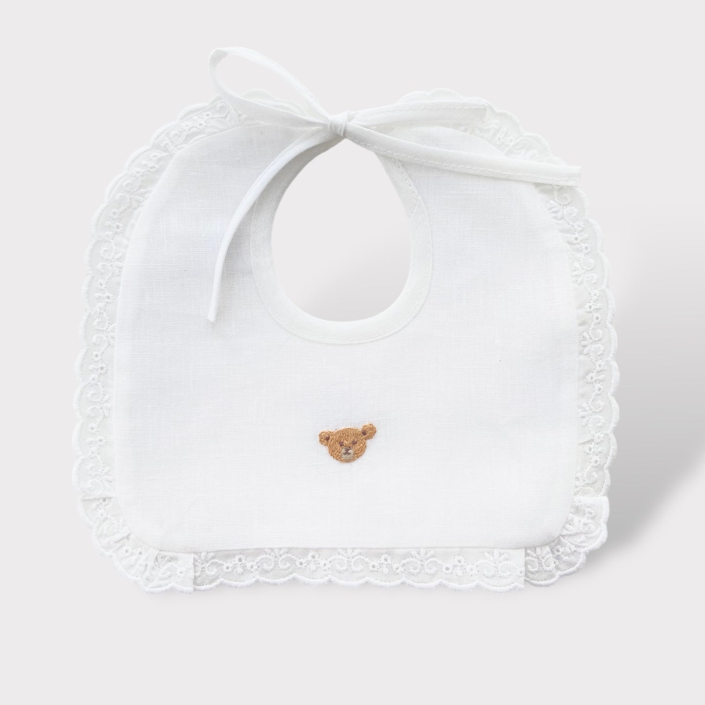 Bavaglino in puro lino con orsetto ricamato a mano.