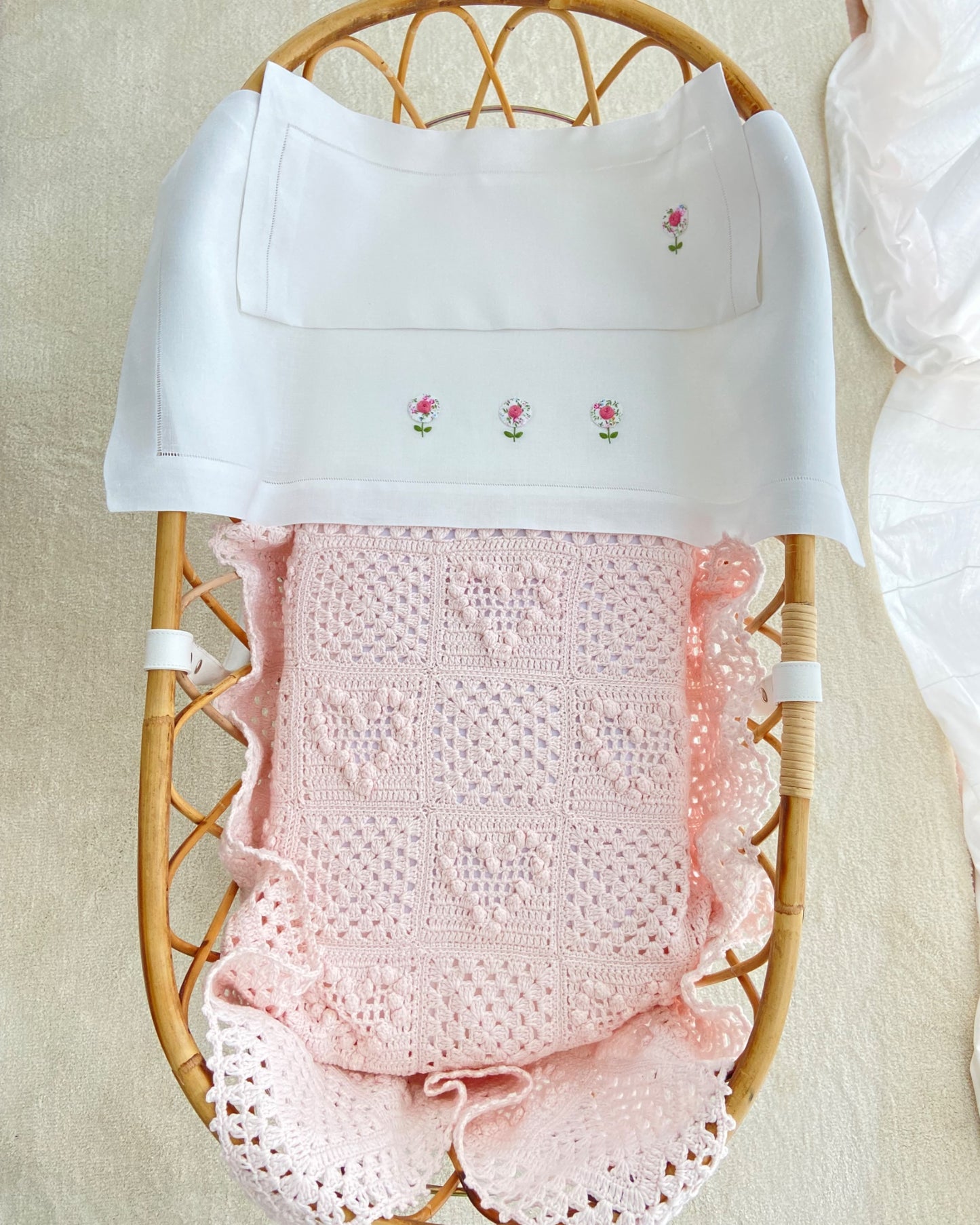 Copertina in Crochet per Neonato in Puro Cotone Rosa con Cuori in Rilievo, Realizzata a Mano - Embroidery store Letizia