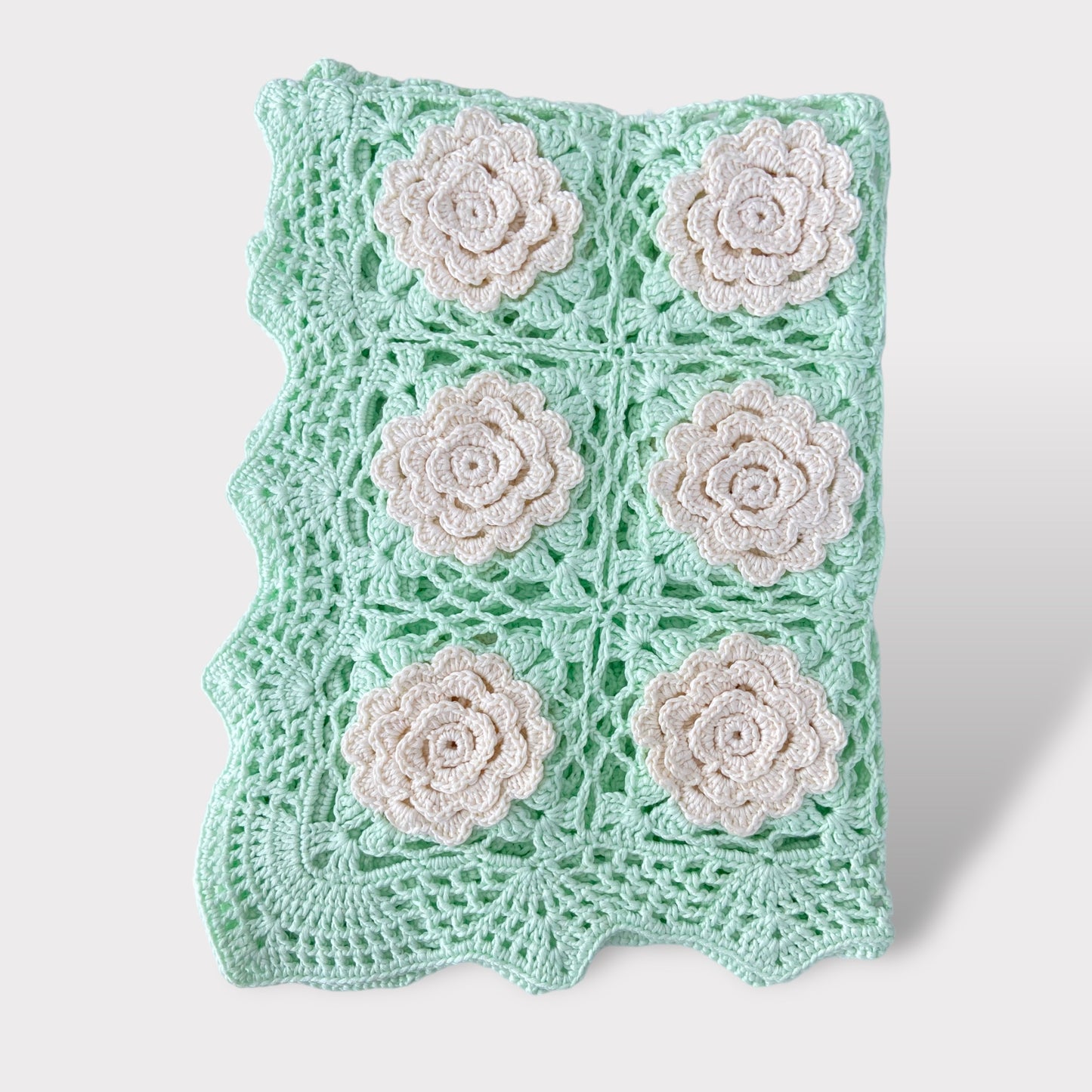 Copertina per neonato realizzato interamente a mano. Fresco cotone, lavorazione artigianale,pezzo unico al mondo per il corredino del tuo bambino.