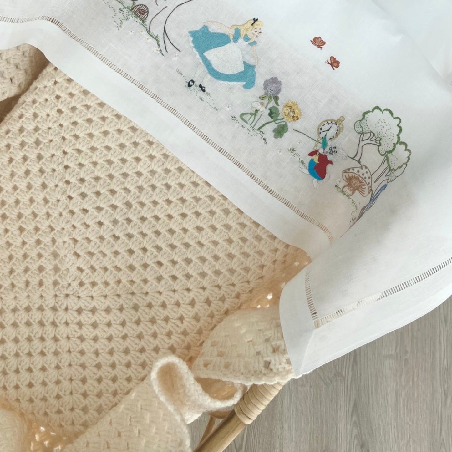 Copertina per neonato,in morbida lana color panna.