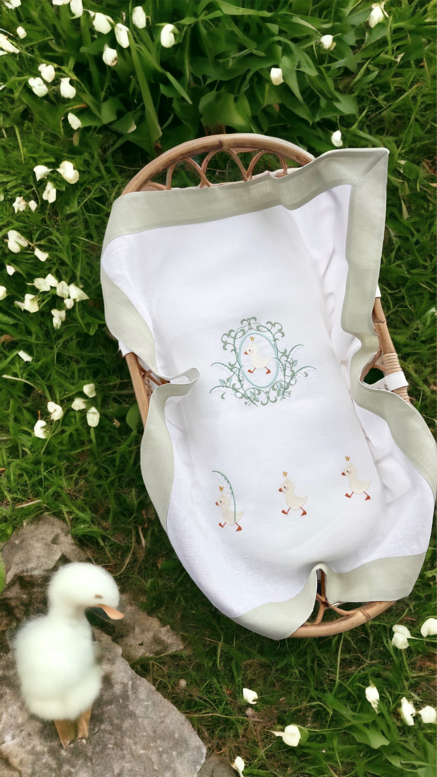 Copertina per Neonati in Puro Lino Italiano - Collezione "Il Ballo delle Oche nel Giardino dei Mughetti" | Embroidery store di Letizia