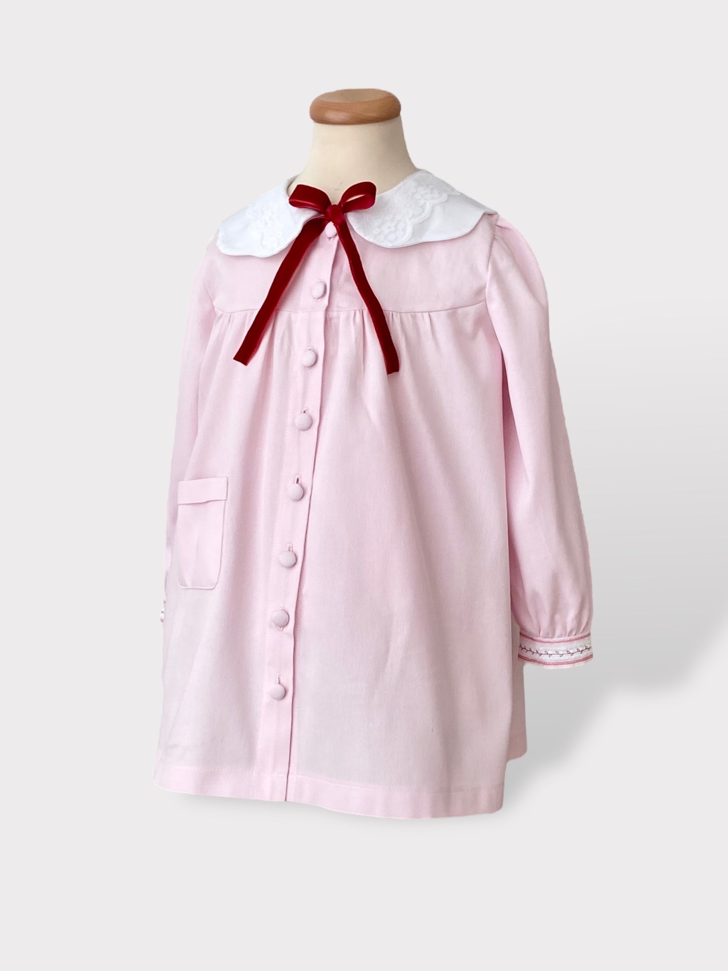 Grembiule in morbido cotone per bambina.