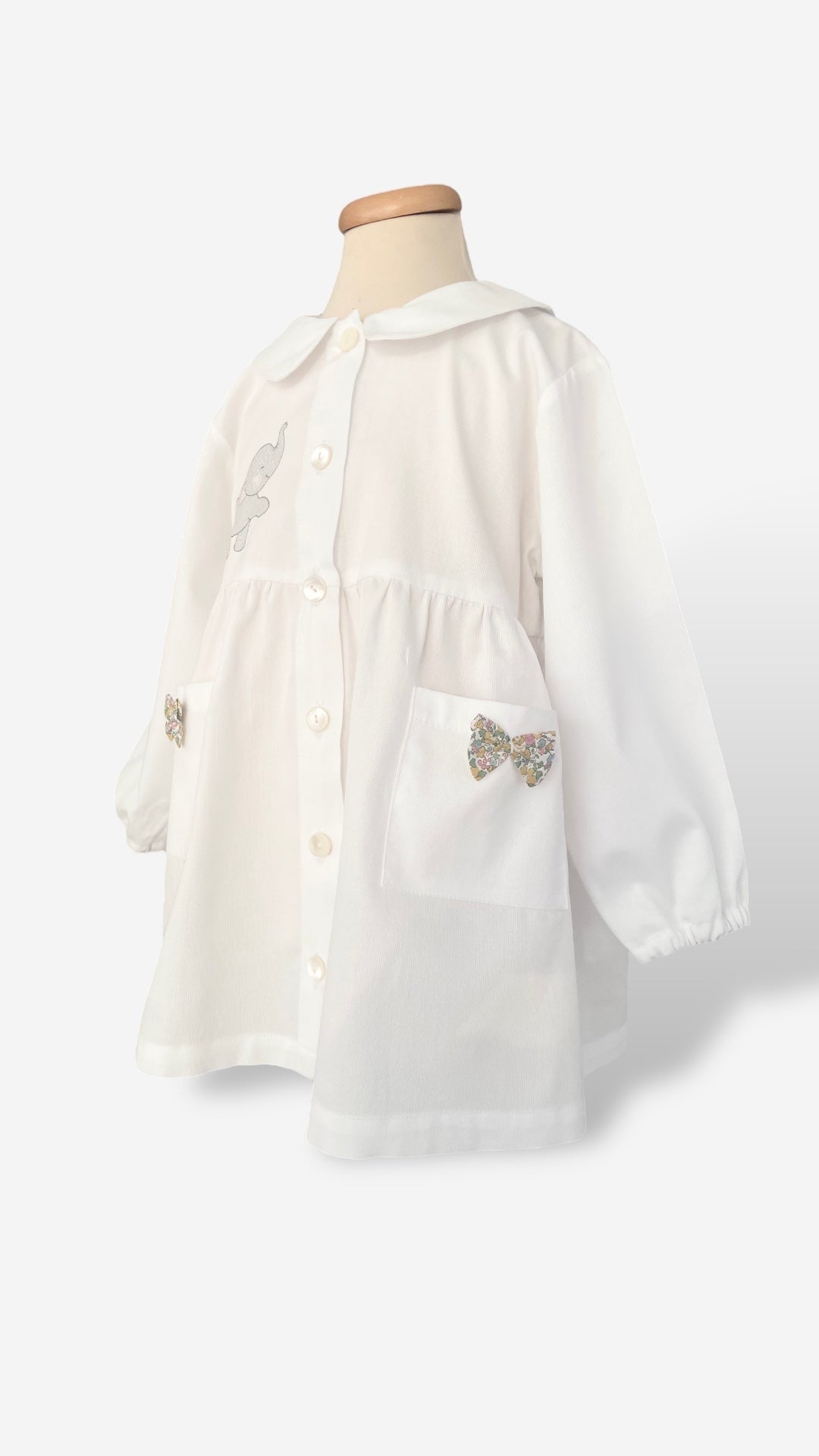 Grembiule asilo da bambina, realizzato in puro cotone italiano con ricamo del piccolo elefantino.