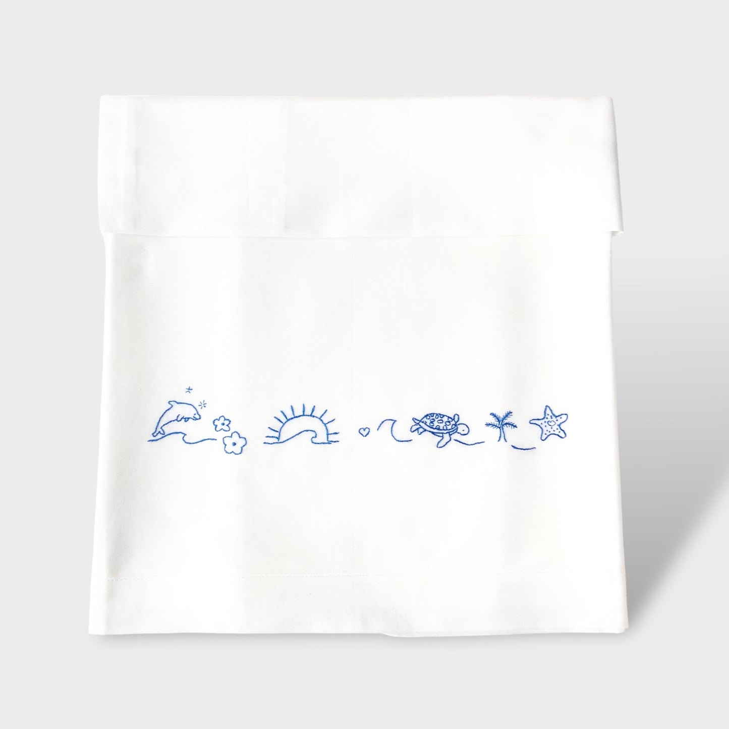 Set Lenzuola 'Viaggio a Malibu' con Ricamo di Tartaruga, Stella Marina e Delfino per Neonati - Embroidery store Letizia