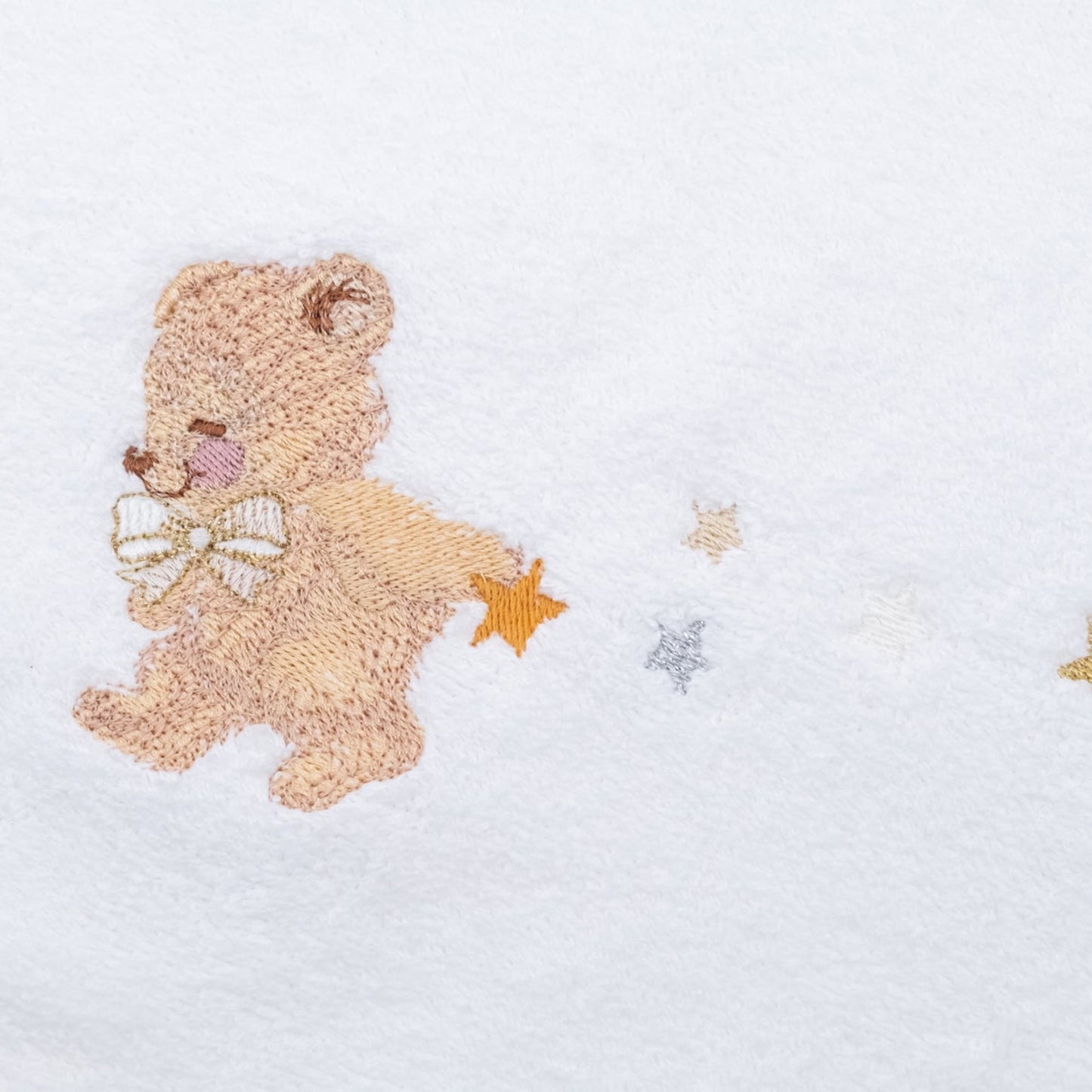 Orsetto e stelline ricamato sulla mantellina in spugna per il neonato