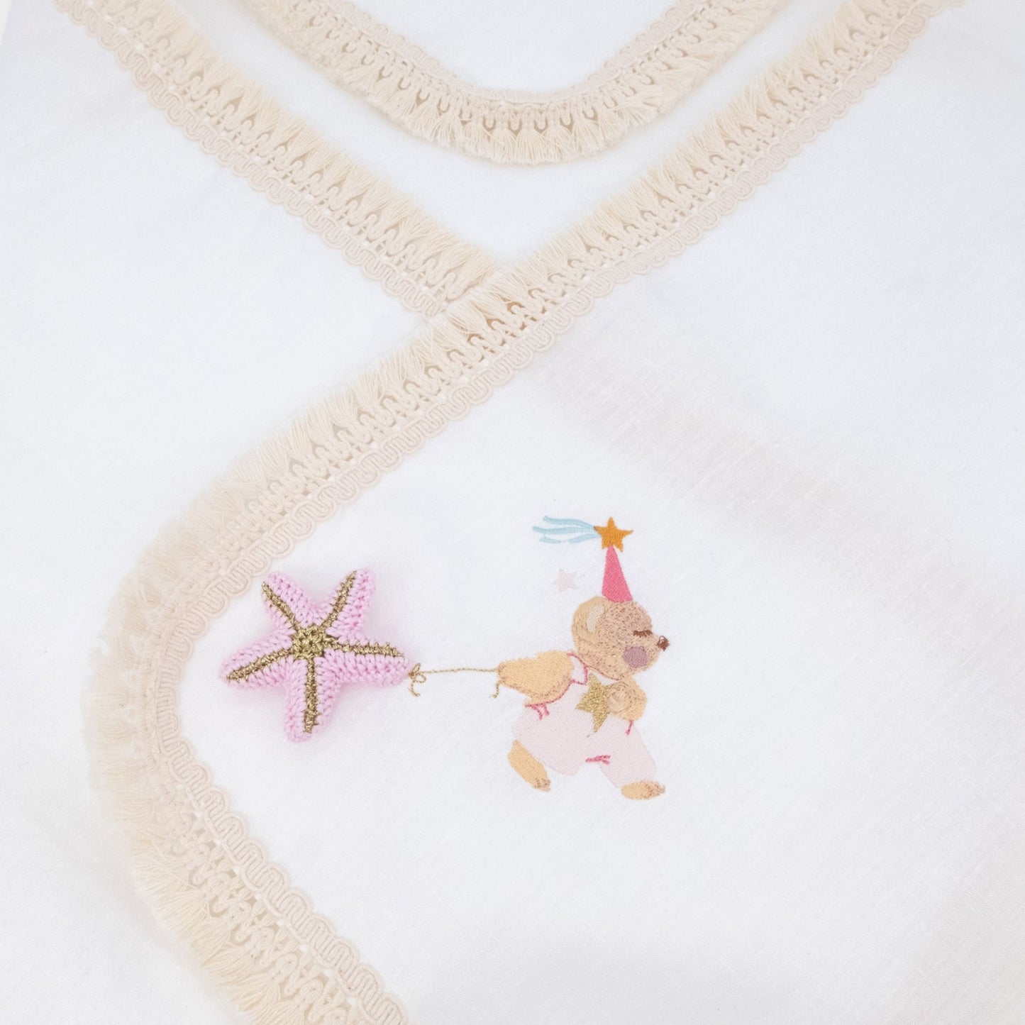 Ricamo del corredino per neonato