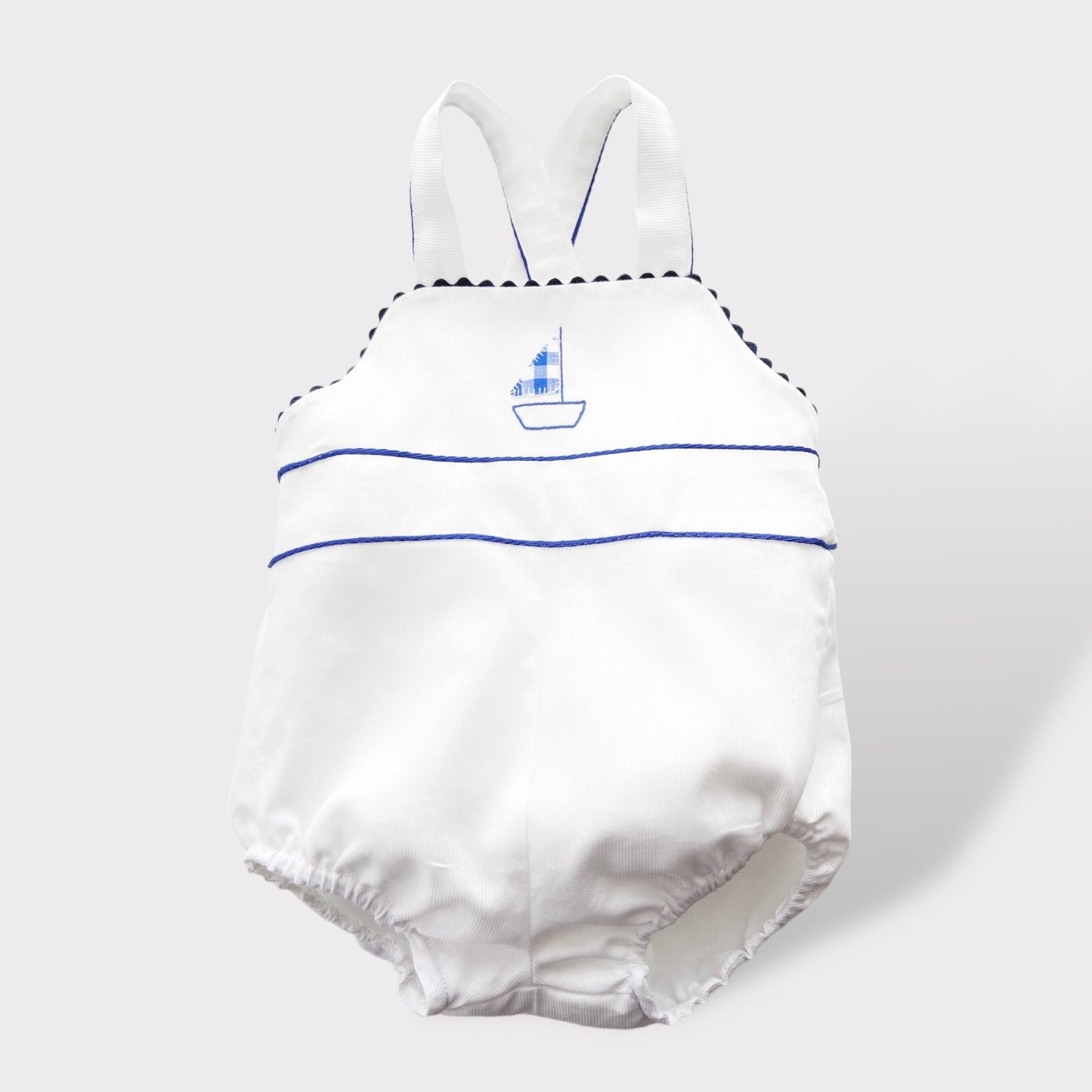 Pagliaccetto con Bretelle in Cotone Bianco e Barchetta Ricamata a Mano in Vichy 6 mesi | Embroidery Store Letizia