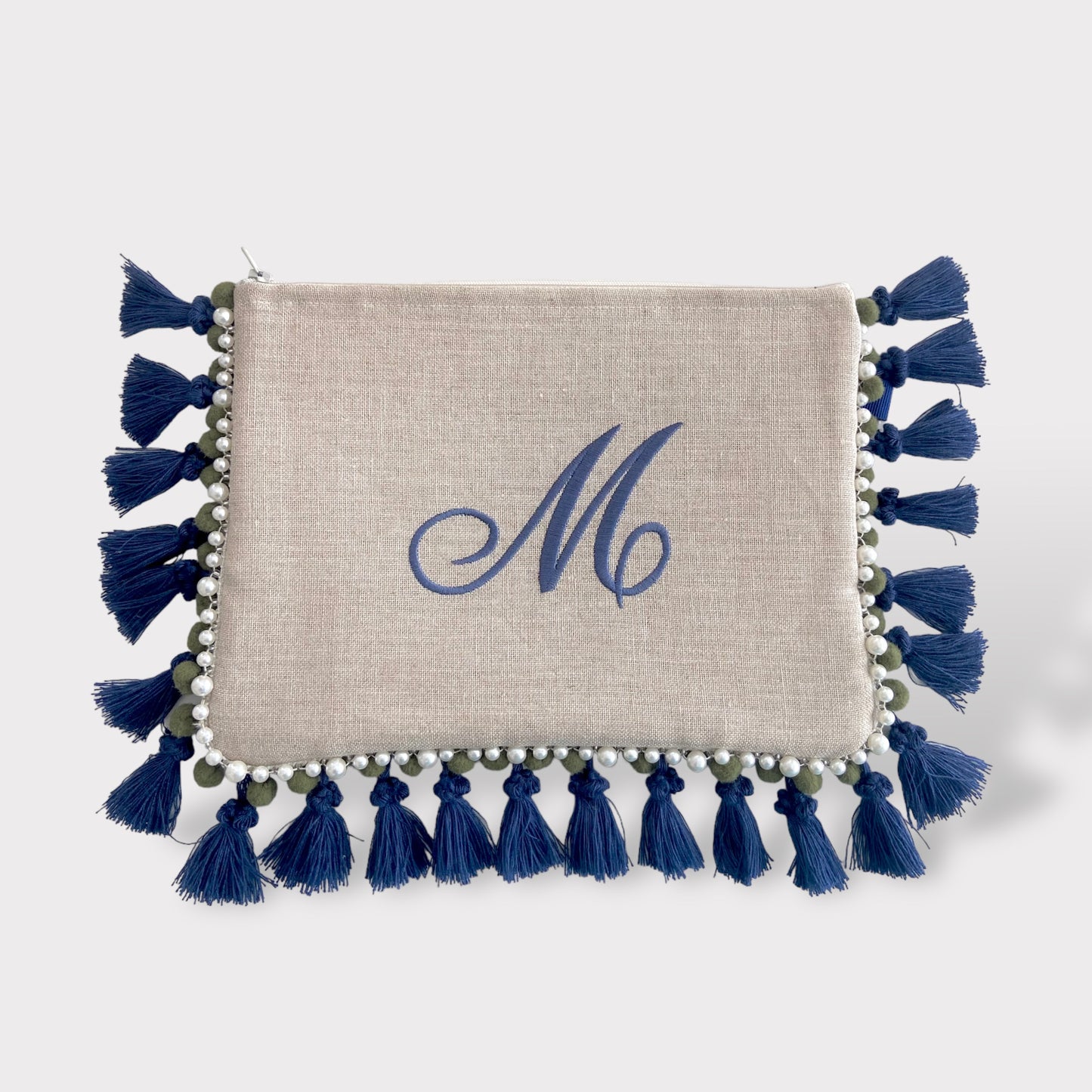 Pom pom pochette in puro lino con ricamo blu navy monogramma