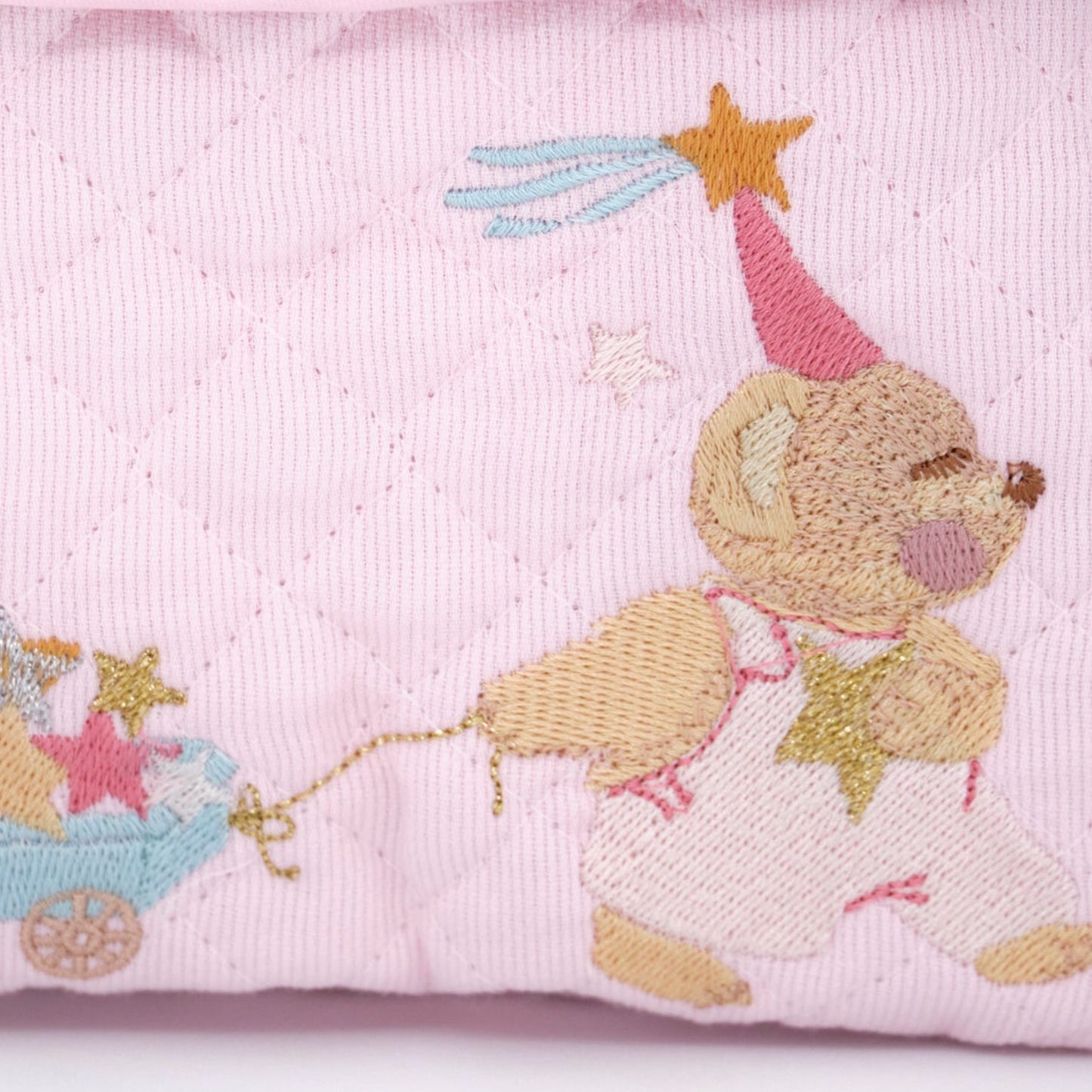 Orsetto ricamato sul cestino in cotone rosa