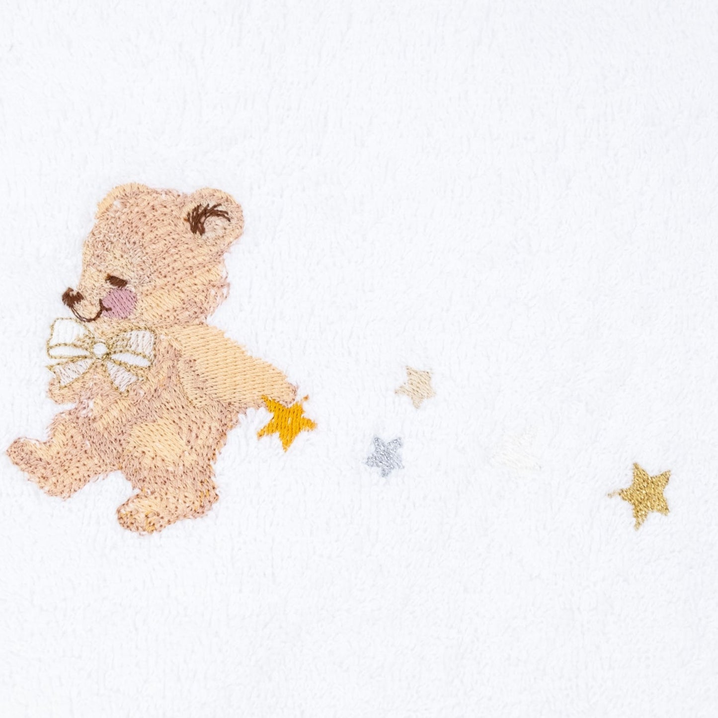 Ricamo orsetto con stelline sul telo clinico in spugna di cotone