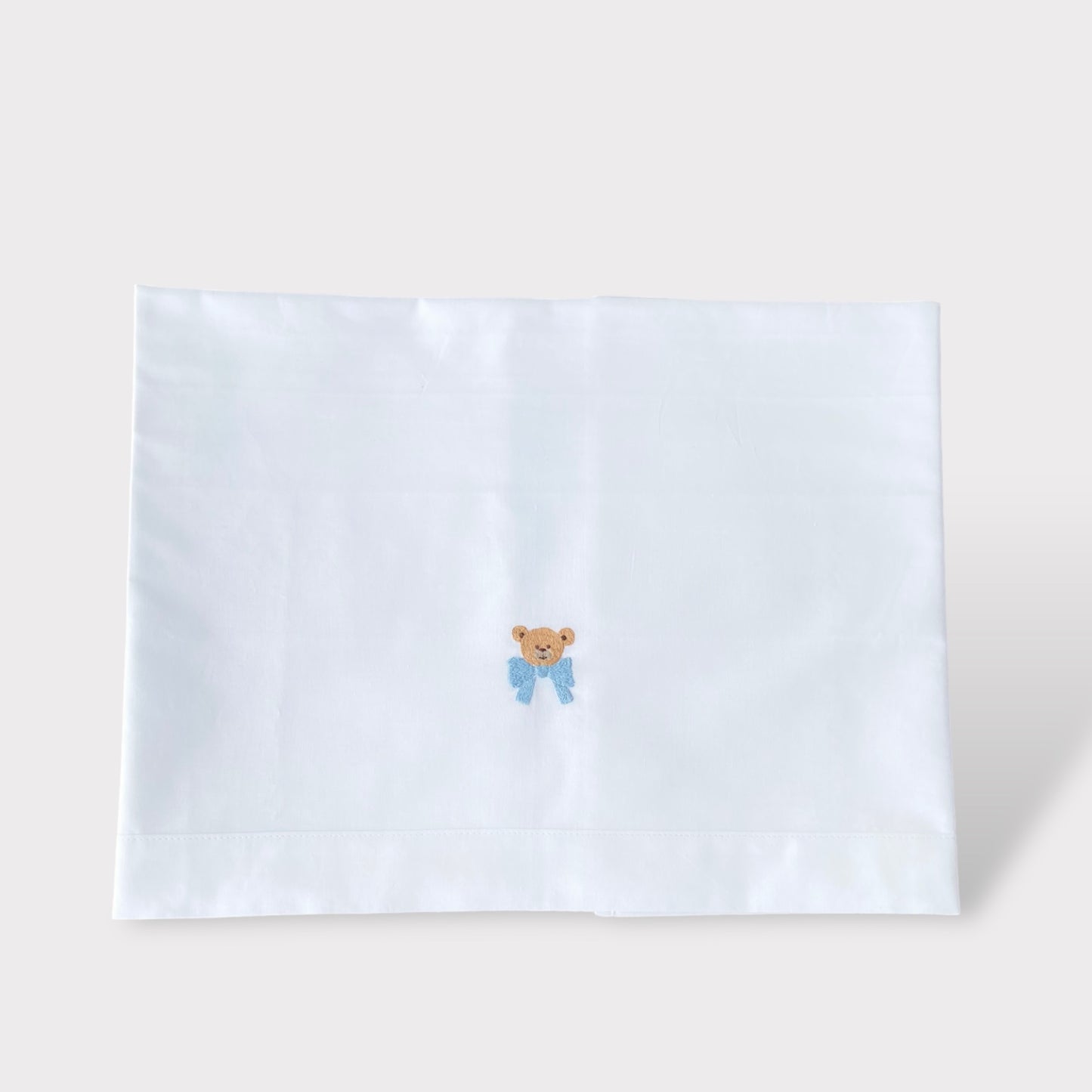 Set Lenzuola in Cotone Ricamate a Mano "Orsetto e Fiocco" | Collezione Bear | Embroidery Store di Letizia