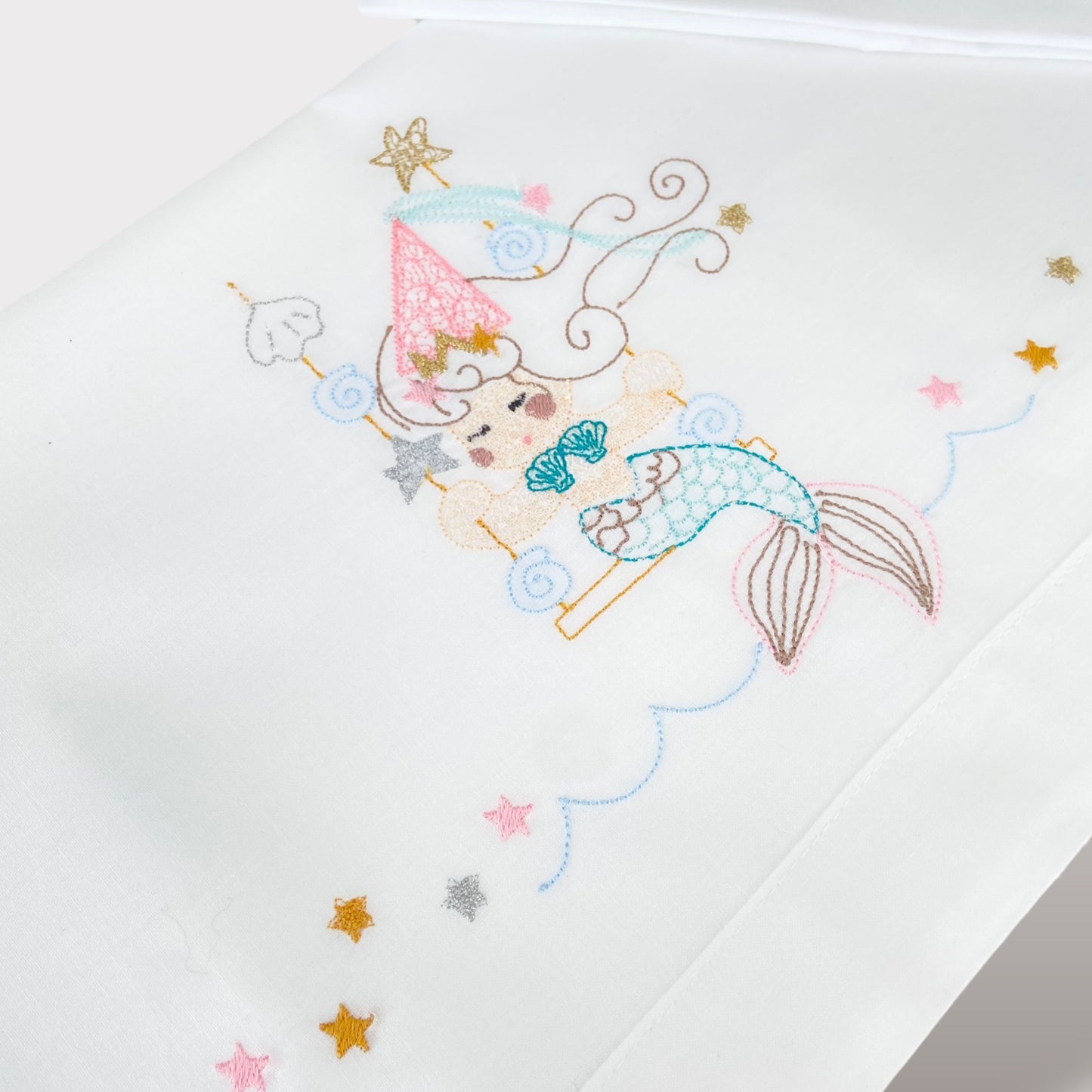 Set Lenzuola per Neonato in Cotone con Ricamo'La Sirenetta' - Embroidery store di Letizia