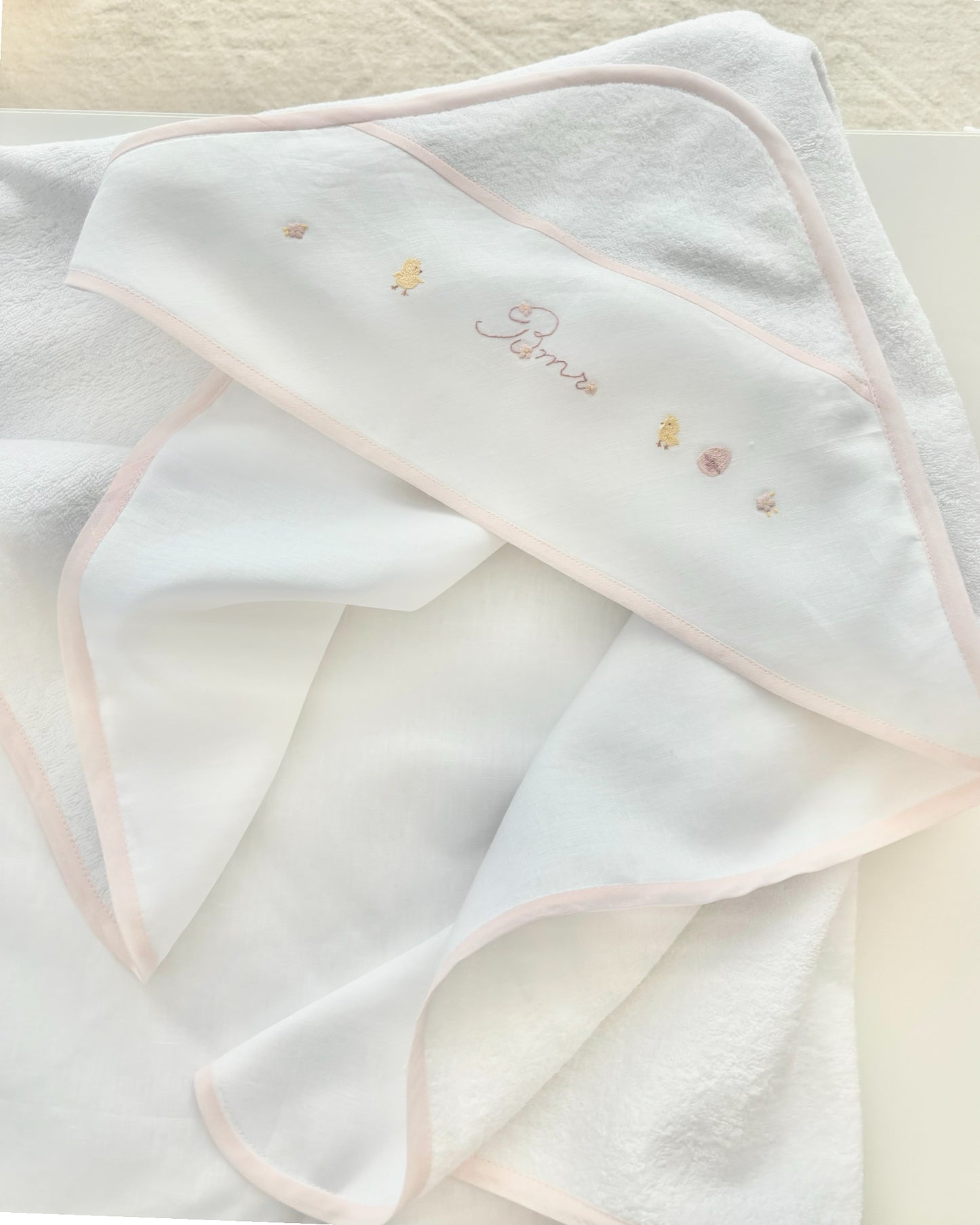 Accappatoio neonato a triangolo di spugna e lino | ricamo a mano pulcini