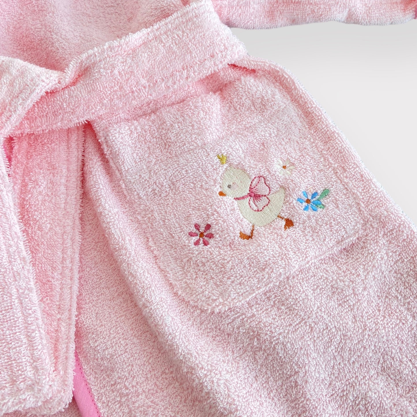 Tasca ricamata dell'accappatoio con cappuccio r