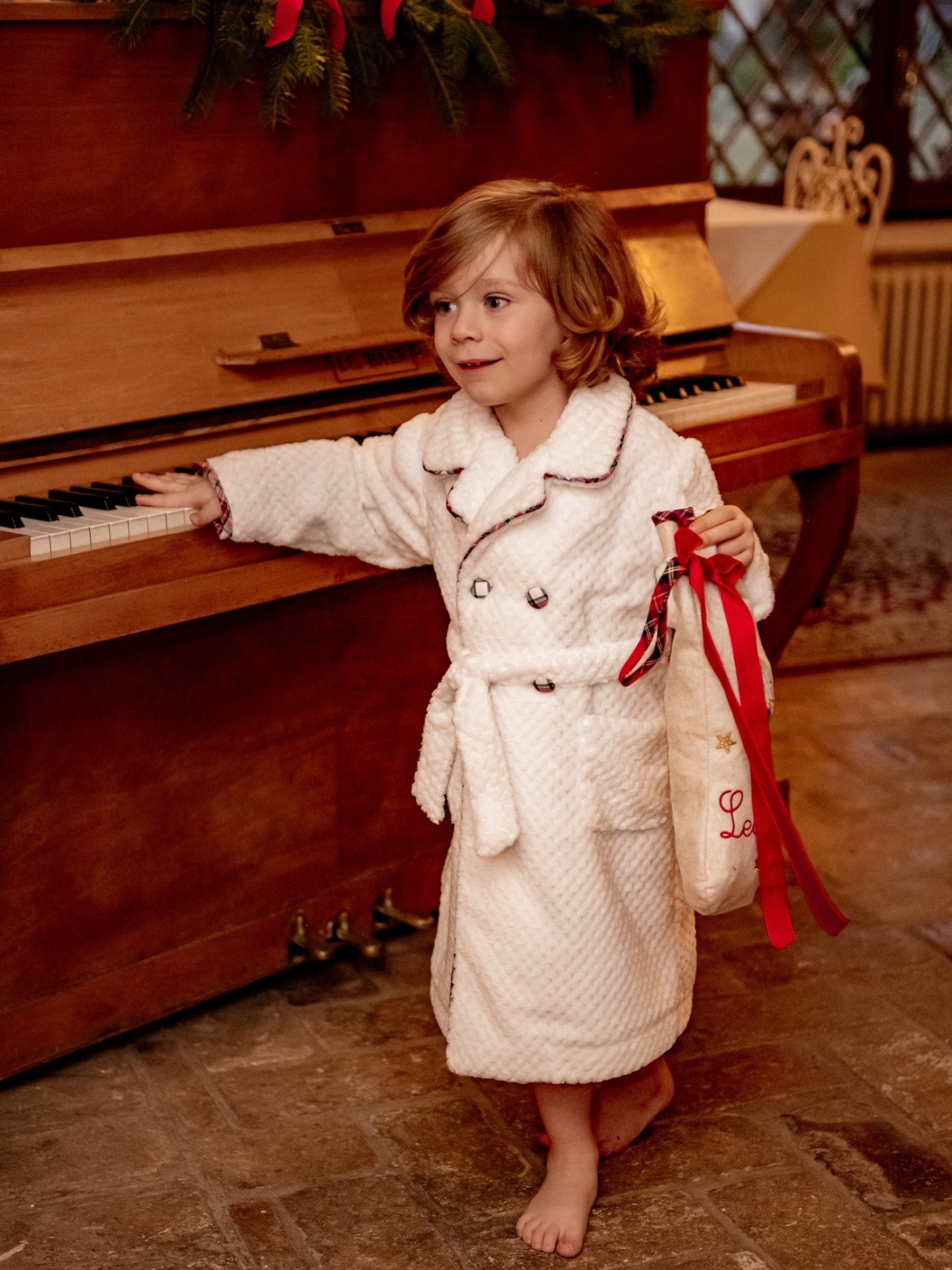 Fleece-Morgenmantel für Kinder aus weißer Chenille mit Tartan-Details | Embroidery store Letizia