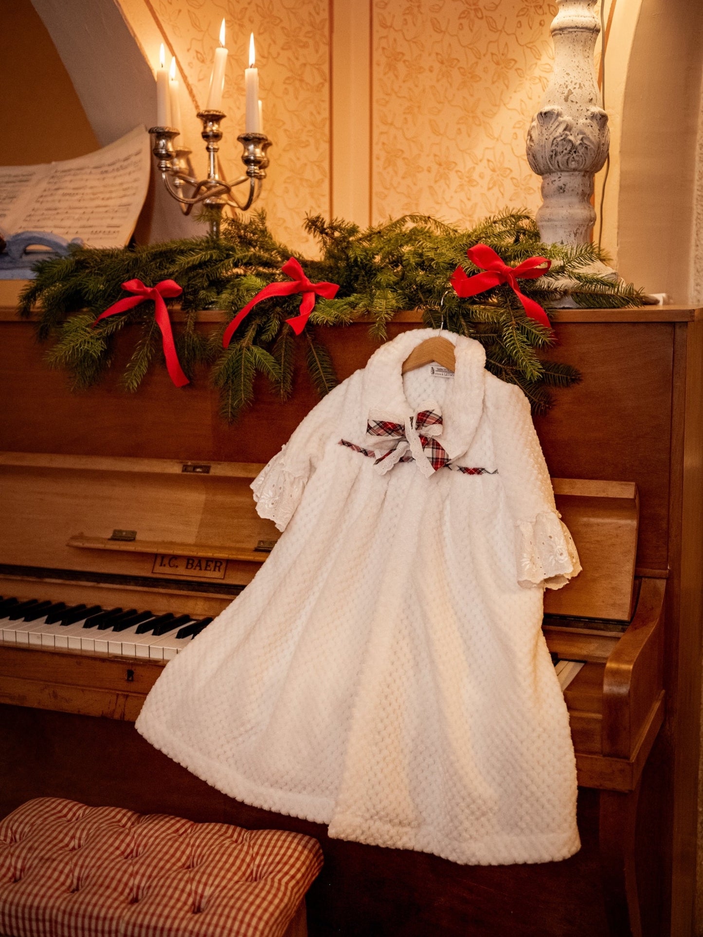 Vestaglia Bambina in Pile Cinigliato Bianco con Dettagli Tartan e Pizzo (3-7anni) | Embroidery store Letizia