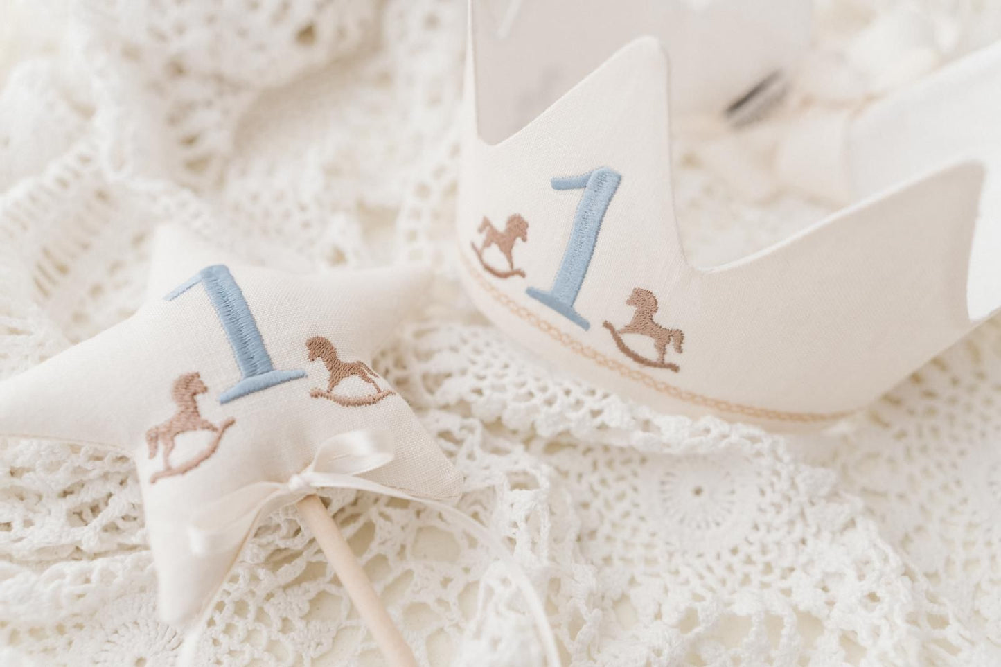 Bacchetta Magica "Uno" con Stella in Lino, Cavalli a Dondolo e Numero "1" | Primo Mese o Primo Anno