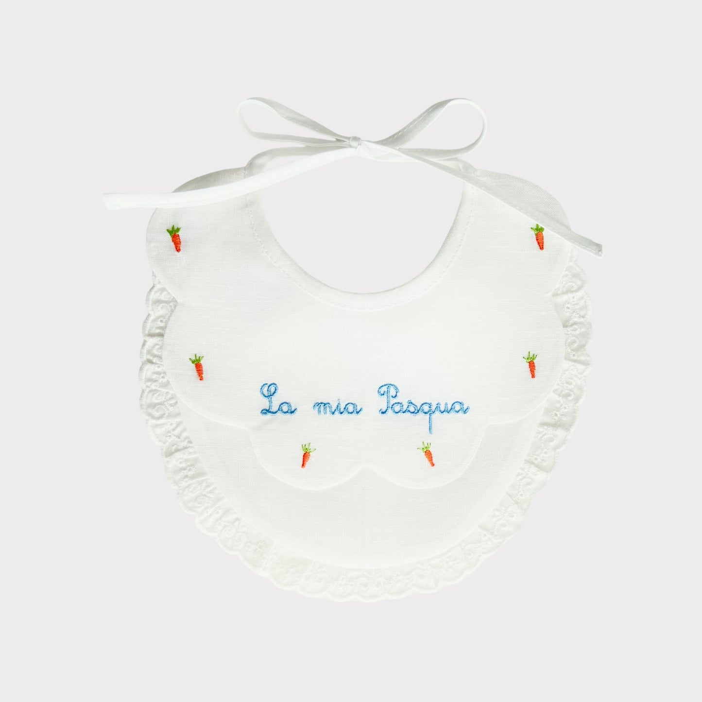 Bavaglino per neonati "La Mia Pasqua" con ricamo di carote, pizzo San Gallo e nastri con fiocco.
