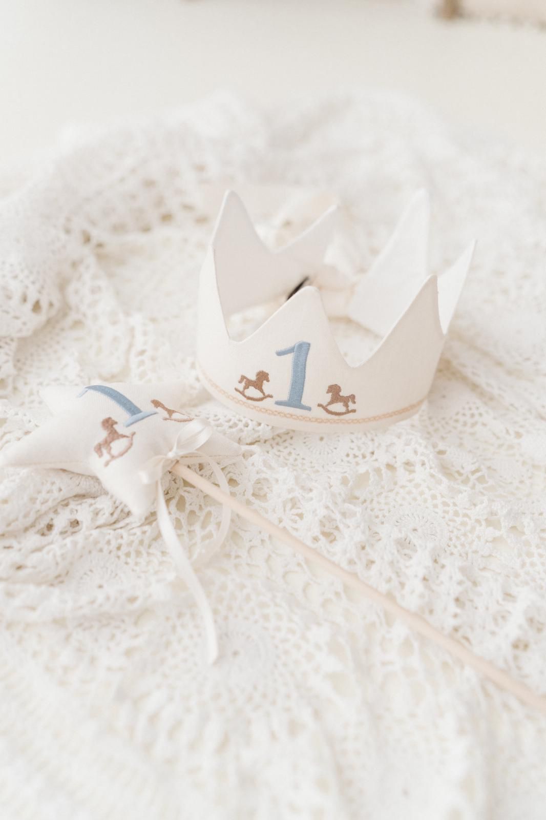 Corona Primo Compleanno in Lino Ricamato | Embroidery Store di Letizia