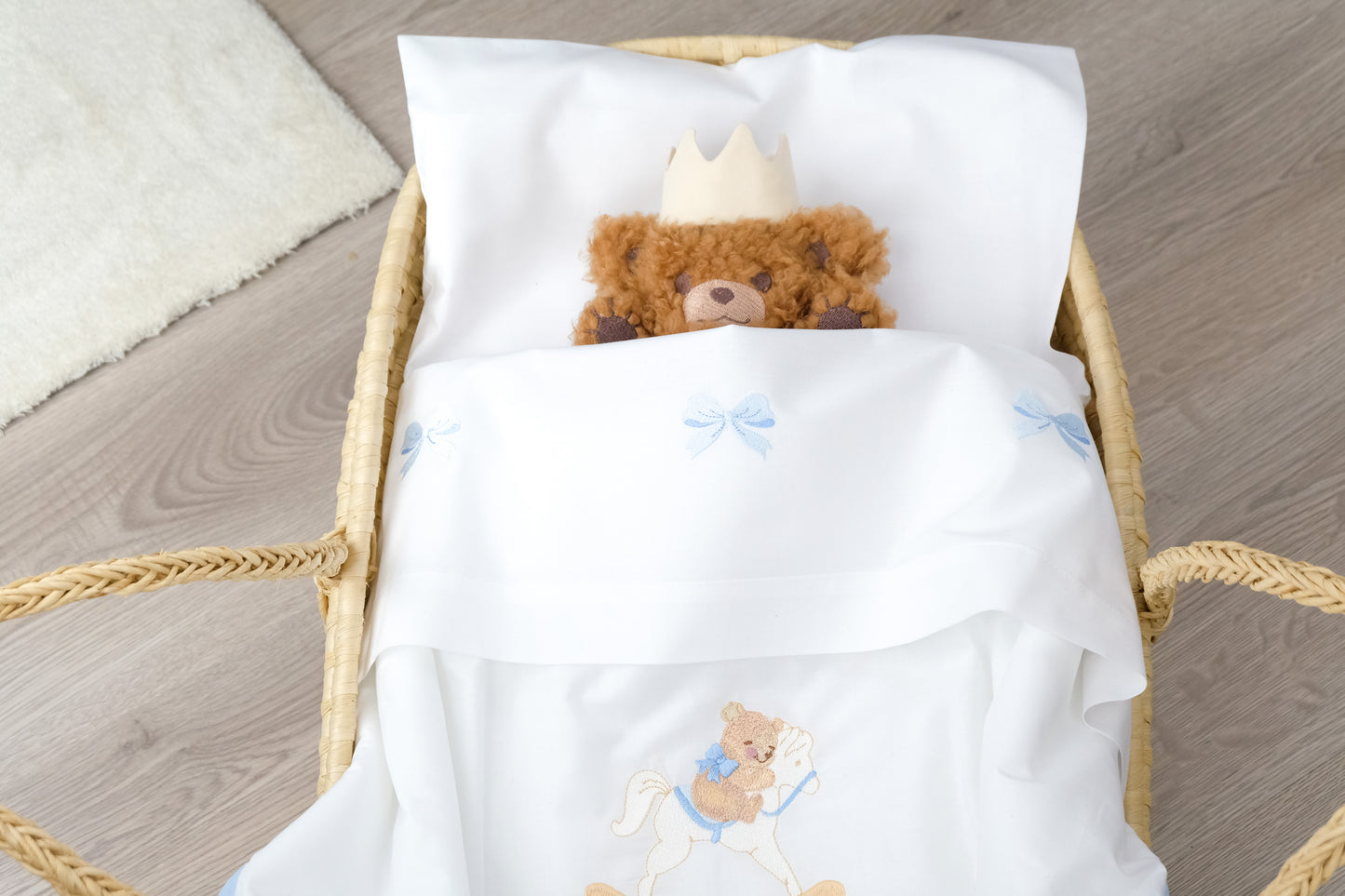 Set Lenzuola Ricamate con Tre Fiocchi | Cotone Italiano, Bianco