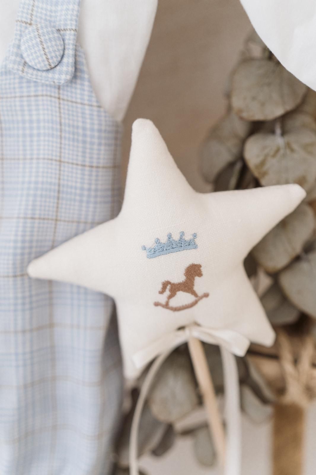 Bacchetta Magica "Primo Compleanno" con Ricamo di Cavallo a Dondolo e Corona | 100% Puro Lino Panna