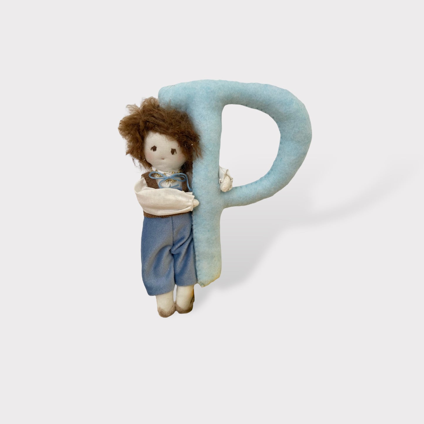 Letterina Decorativa "P" con Bambolotto Folk | Celeste Baby