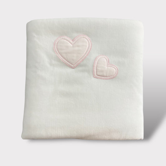 Copertina pile e cuori ricamati per Maxi culla di Fantasy Loppiano