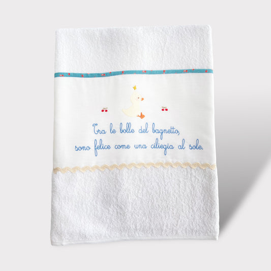 Handtuch aus Frottee für Kinder mit Stickerei "Tra le bolle del bagnetto, sono felice come una ciliegia al sole" - Embroidery store di Letizia