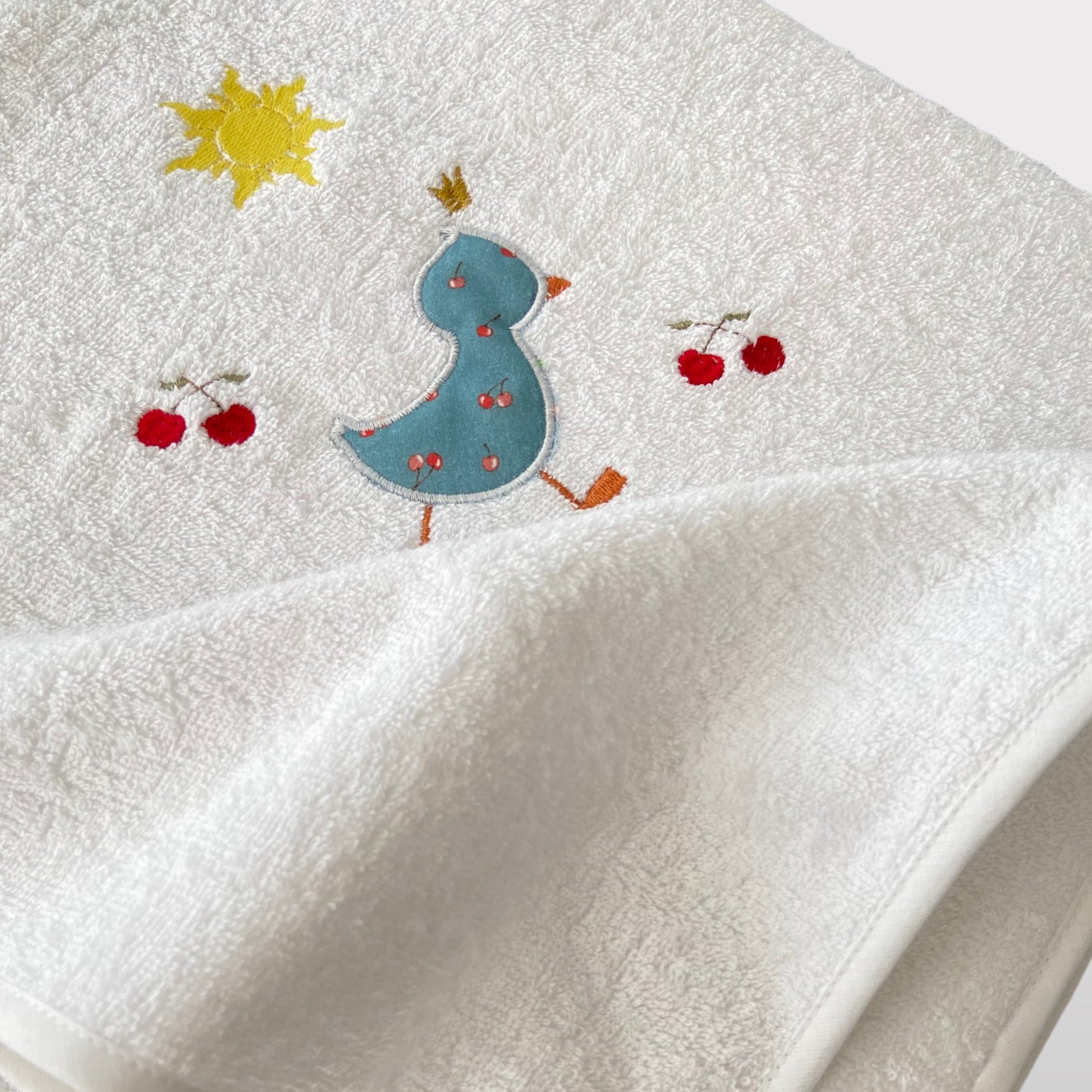 Asciugamano in Spugna per Bambini con Ricamo Tra le bolle del bagnetto,  sono felice come una ciliegia al sole - Embroidery store di Letizia