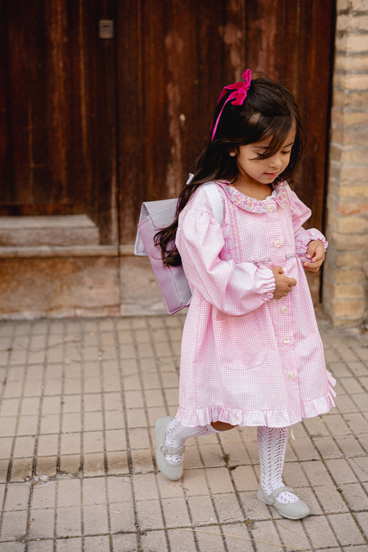 Romantische rosa Vichy-Schürze für den Kindergarten in rosa und weiß kariert - Handstickerei - Embroidery Store Letizia