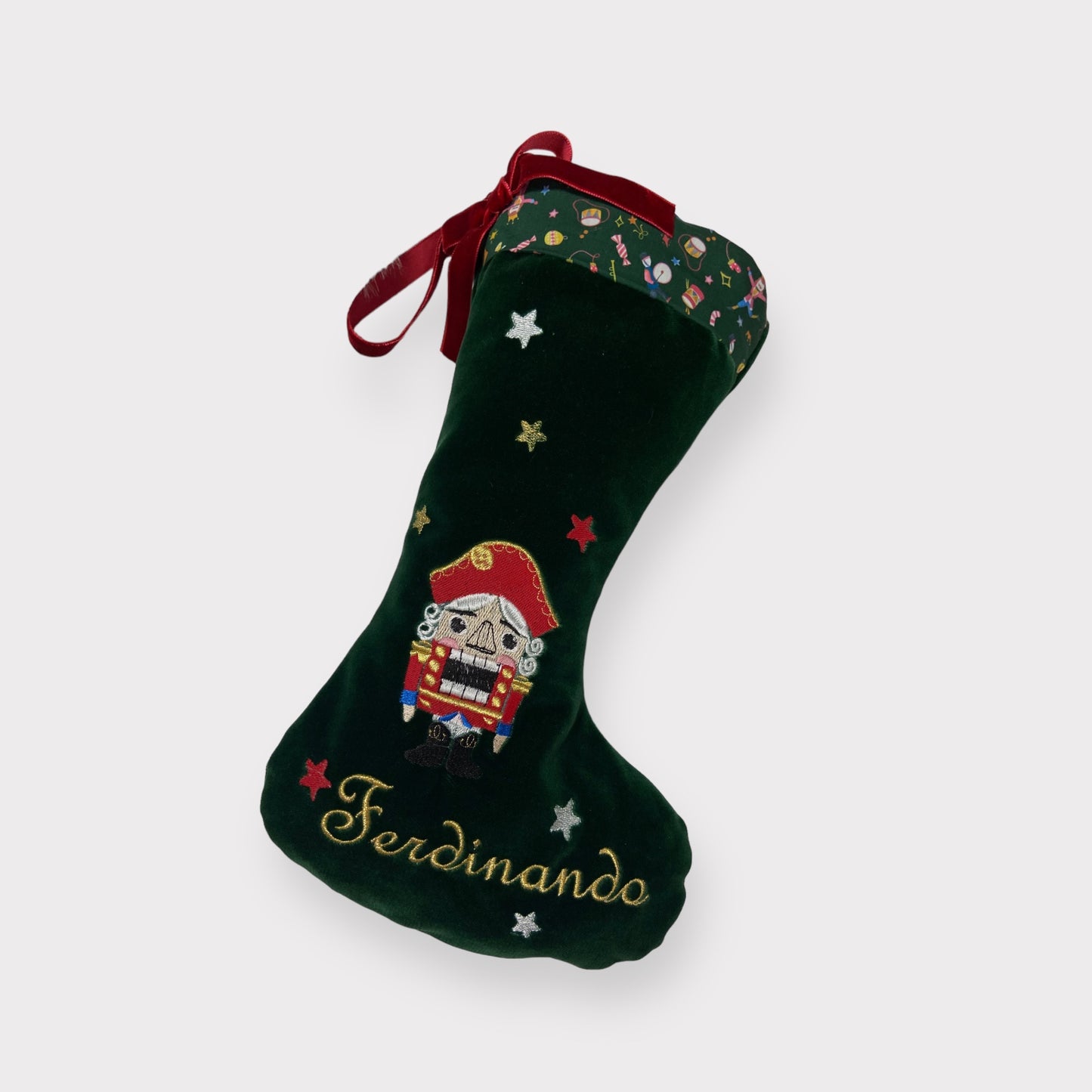 Roter Samtstrumpf Befana mit Nussknacker-Stickerei und Personalisierung | Embroidery Store Letizia