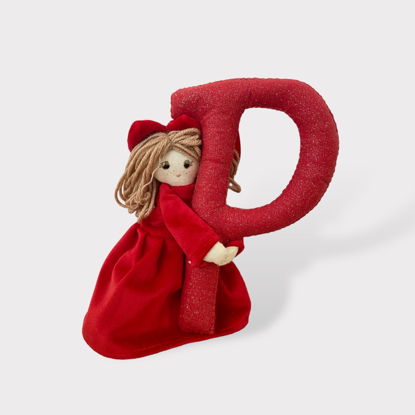 Letterina Decorativa "P" con Bambolina Folk | Rosso Glitter