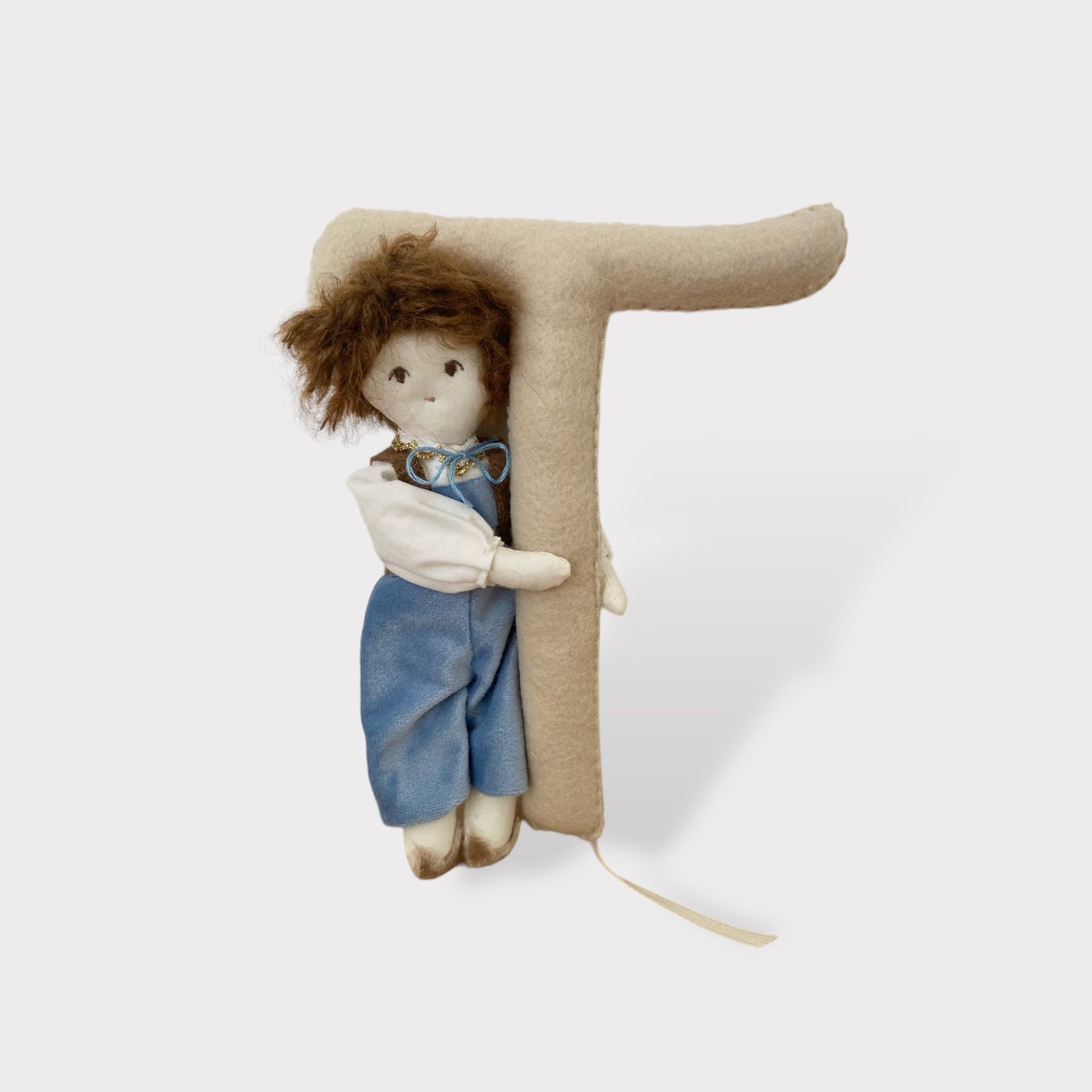 Dekorativer Buchstabe 'T' mit Folk Doll | Beige