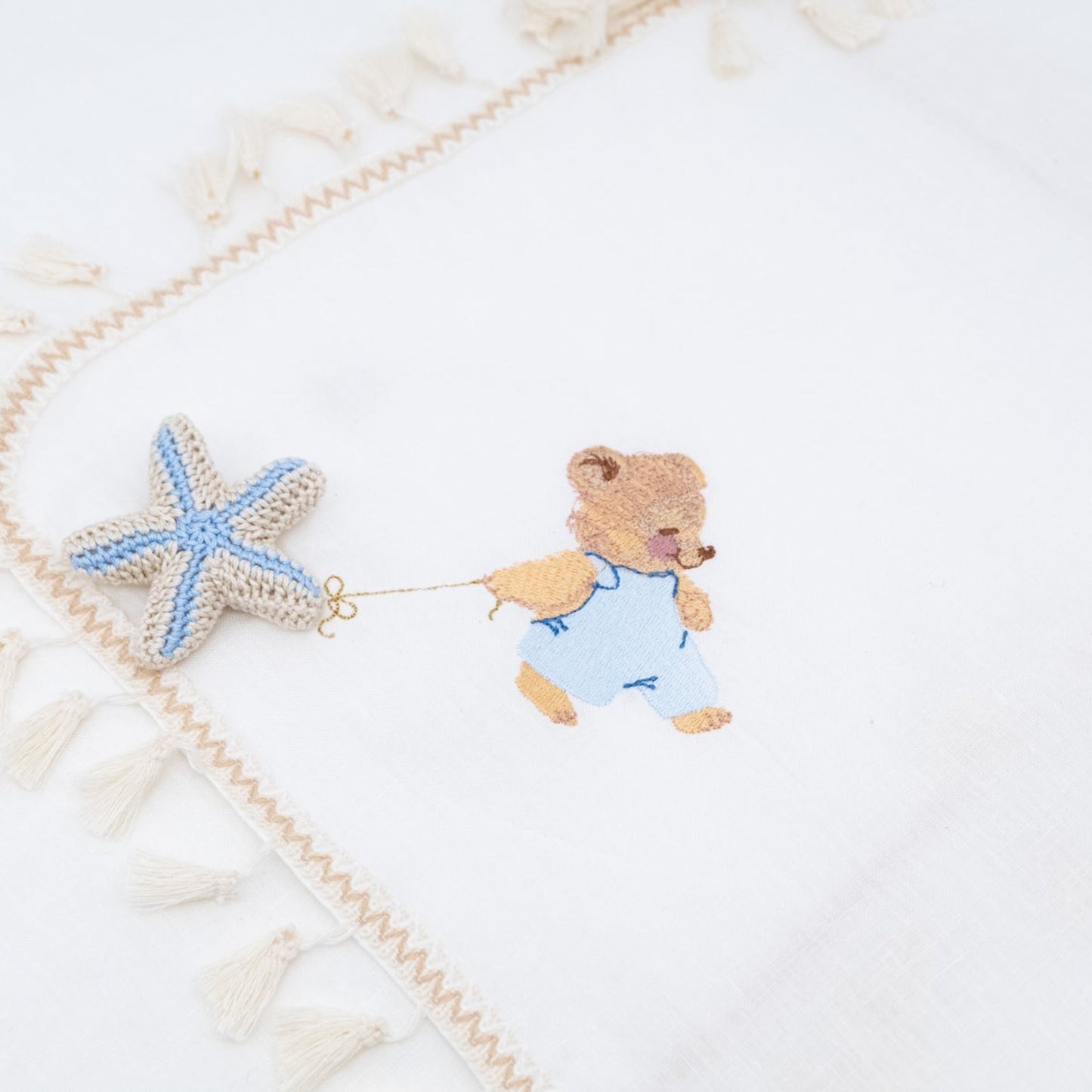 Großes Foulard-Tuch aus reinem Leinen mit gesticktem Teddybär und gehäkeltem Seestern - Embroidery Store di Letizia