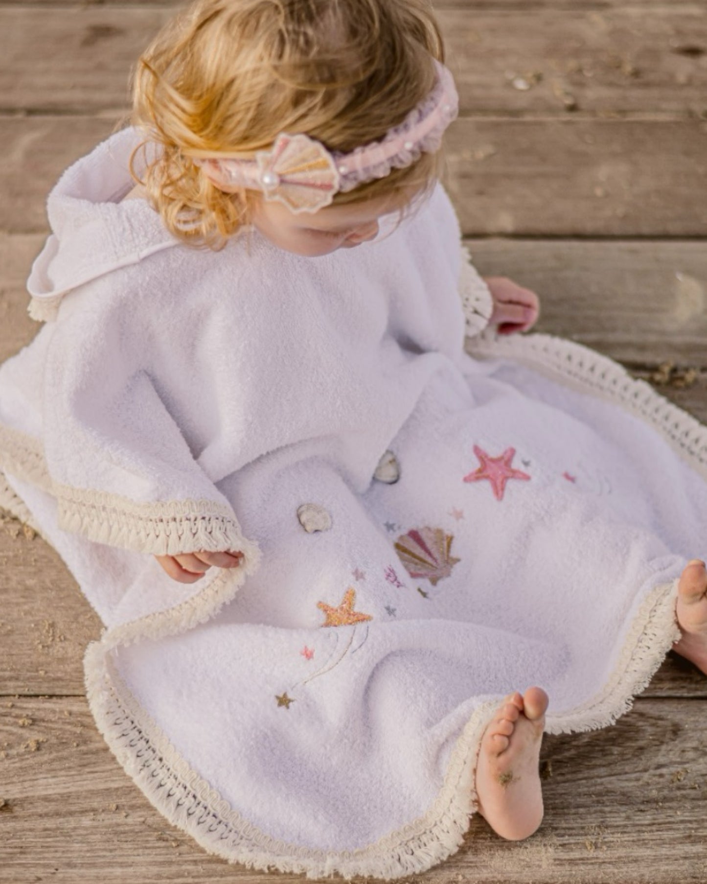 Poncho albornoz de rizo con conchas y estrellas de mar bordadas