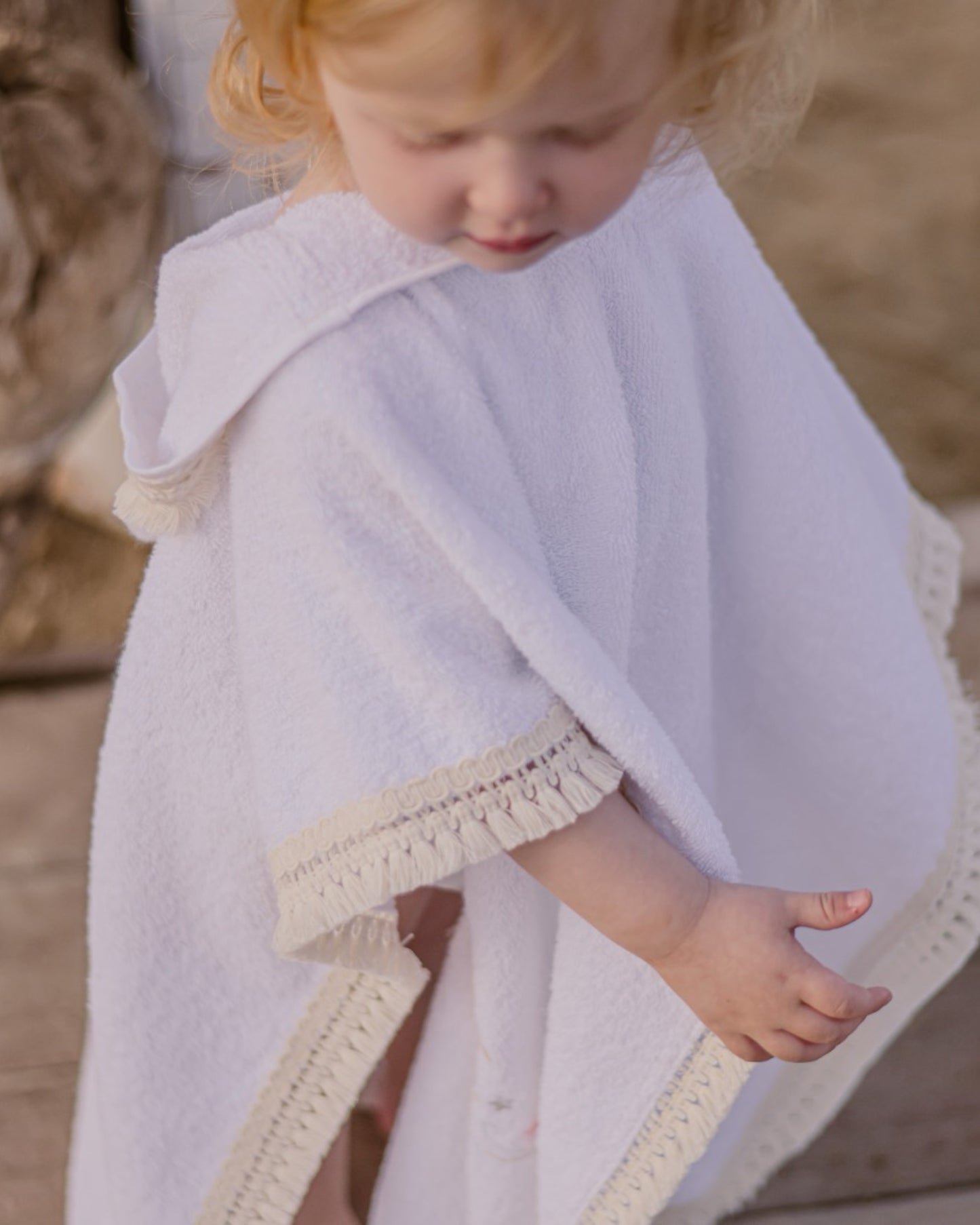 Poncho albornoz de rizo con conchas y estrellas de mar bordadas