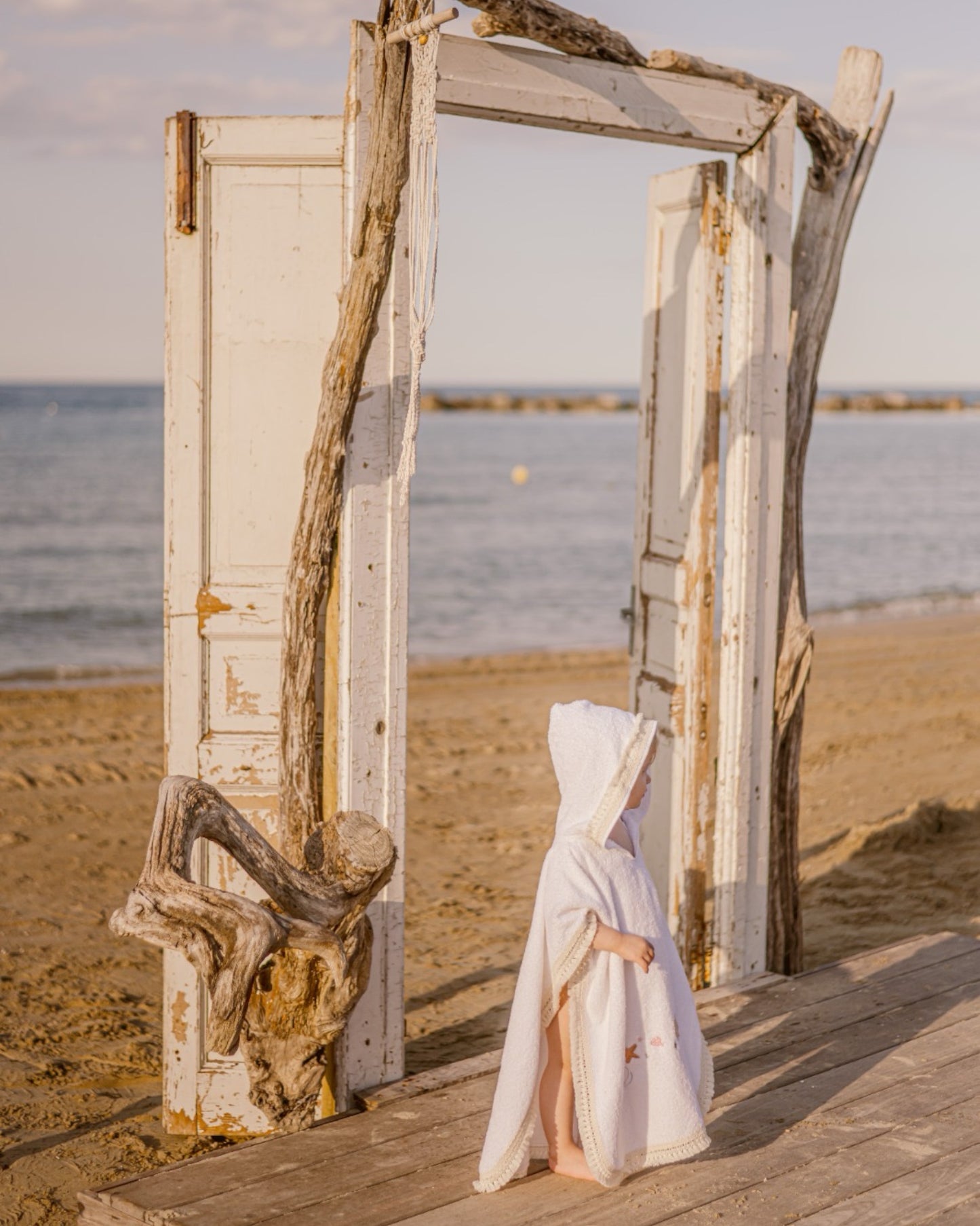 Poncho albornoz de rizo con conchas y estrellas de mar bordadas