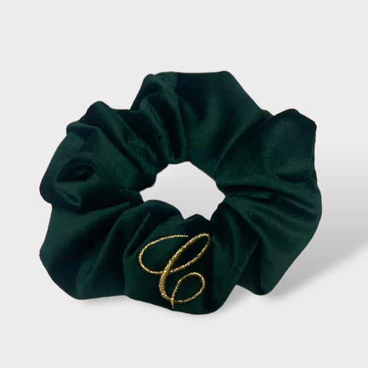 Elegante Scrunchies aus grünem Samt mit aufgestickten Initialen aus goldenem Glitter