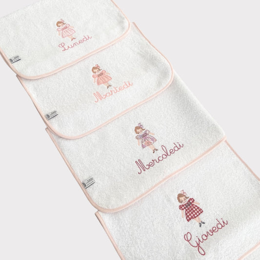 Set Asciugamani Giorni della Settimana con Bambolina | Embroidery Store Letizia