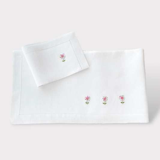 Set Lenzuola Neonato in Puro Lino Italiano con Ricamo a Mano di Rose su Applicazione Liberty - Embroidery store Letizia