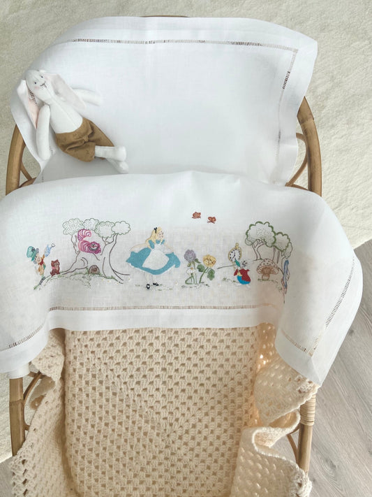 Set Babybettwäsche aus reinem italienischem Leinen, handbestickt - Sonderausgabe Alice im Wunderland | Embroidery store di Letizia