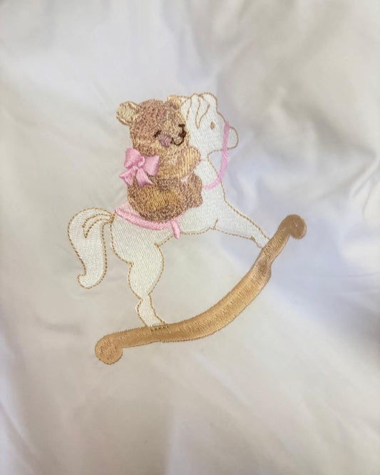 Copertina Piumotto Ricamata Cavalluccio & Orsetto in Puro Cotone Italiano per Neonati