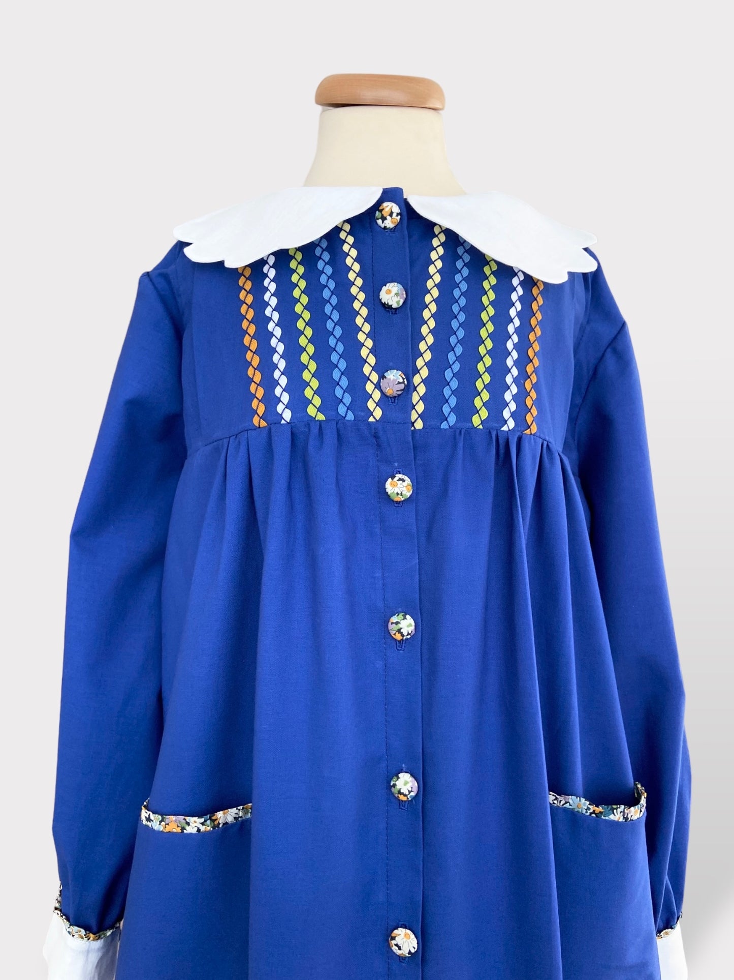 Bleu Cotton Liberty Schulschürze für Mädchen - Handstickerei | Embroidery store Letizia