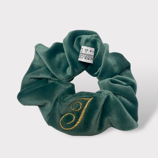 Scrunchie Elegante in Velluto Verde Veneziano con Iniziale Ricamata in Oro Glitter