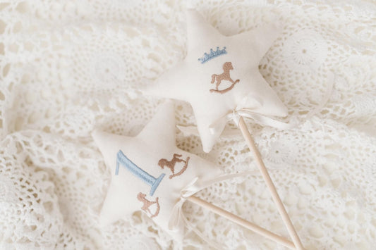 Bacchetta Magica "Primo Compleanno" con Ricamo di Cavallo a Dondolo e Corona | 100% Puro Lino Panna